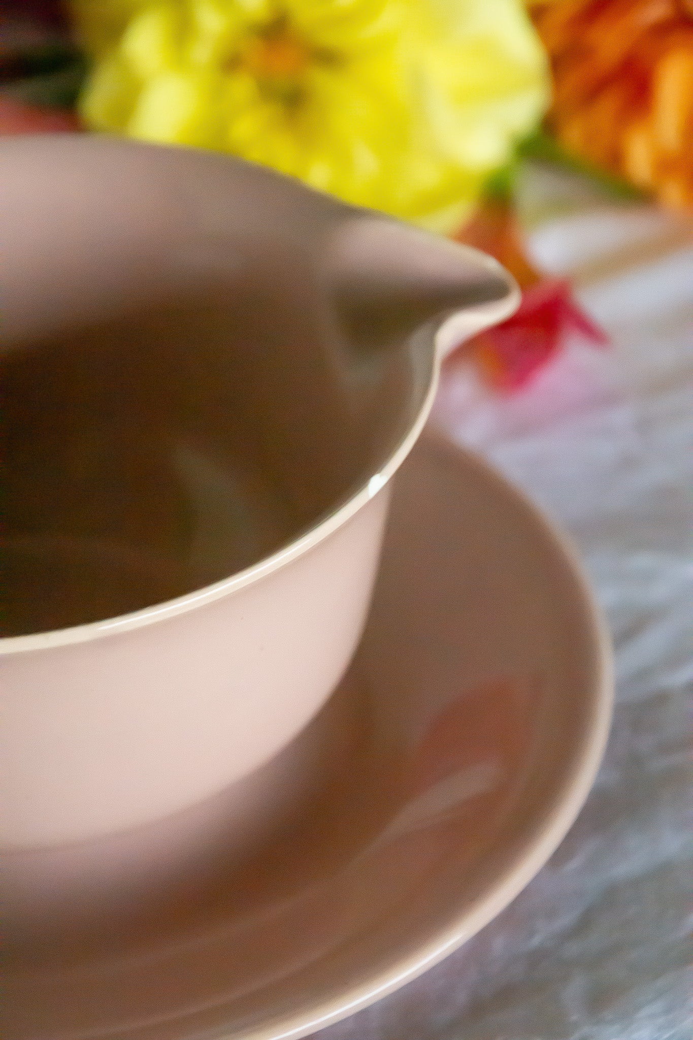 Saucière rose ronde, deux petits éclats. 