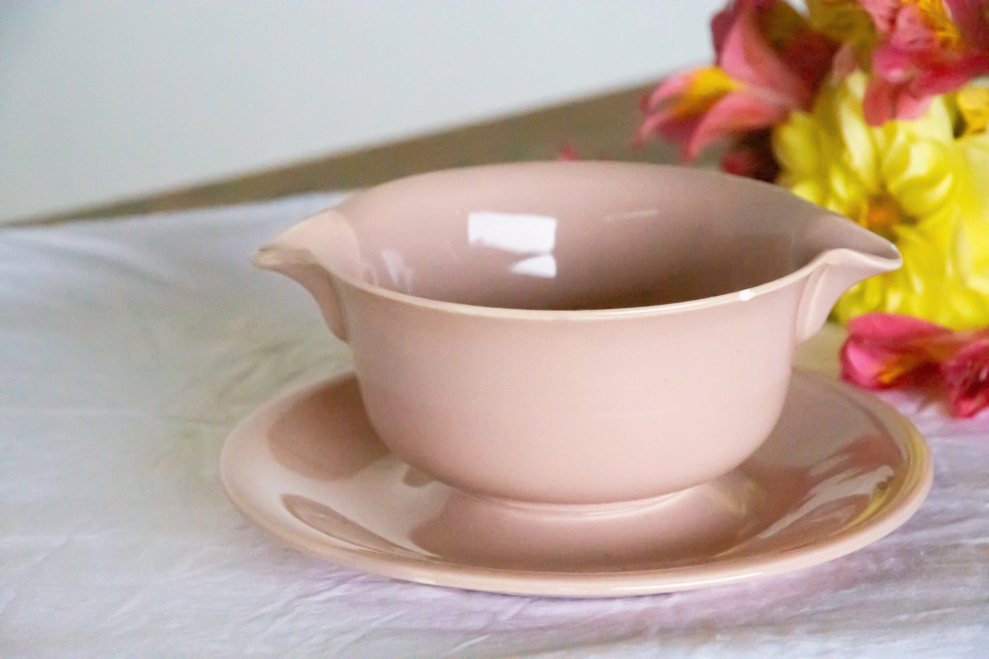 Saucière rose ronde, deux petits éclats. 