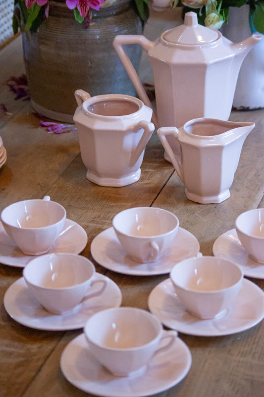 Ensemble à thé Digoin, une théière, un pot à lait, un sucrier et 12 tasses et sous tasses. Très bon état général, rose pale, quelques légers éclats, visible sur une photo.
