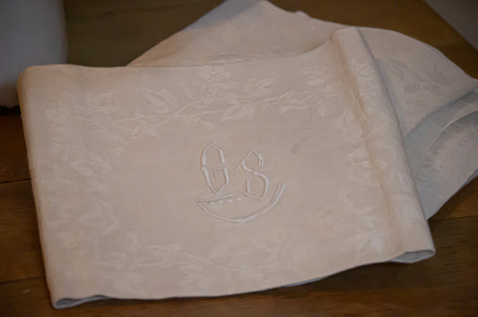 7 serviettes de table avec monogramme GS, très grandes, parfait état.