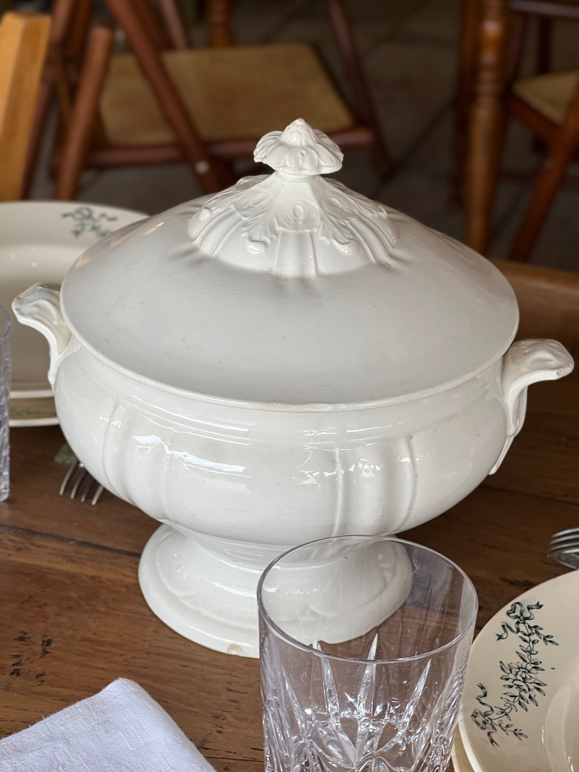 Soupière Jules Vieillard, un éclat sur le pied.
