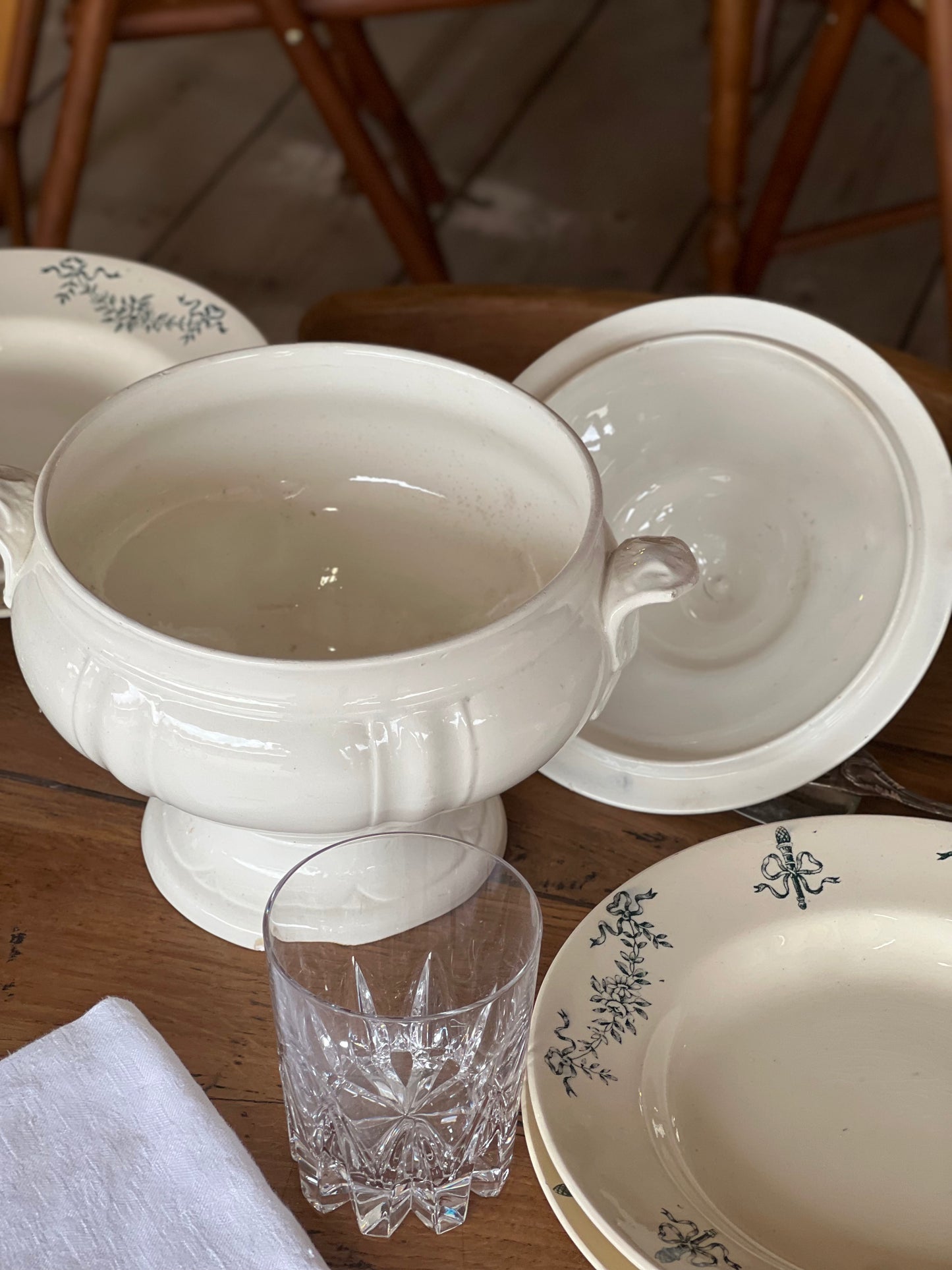 Soupière Jules Vieillard, un éclat sur le pied.