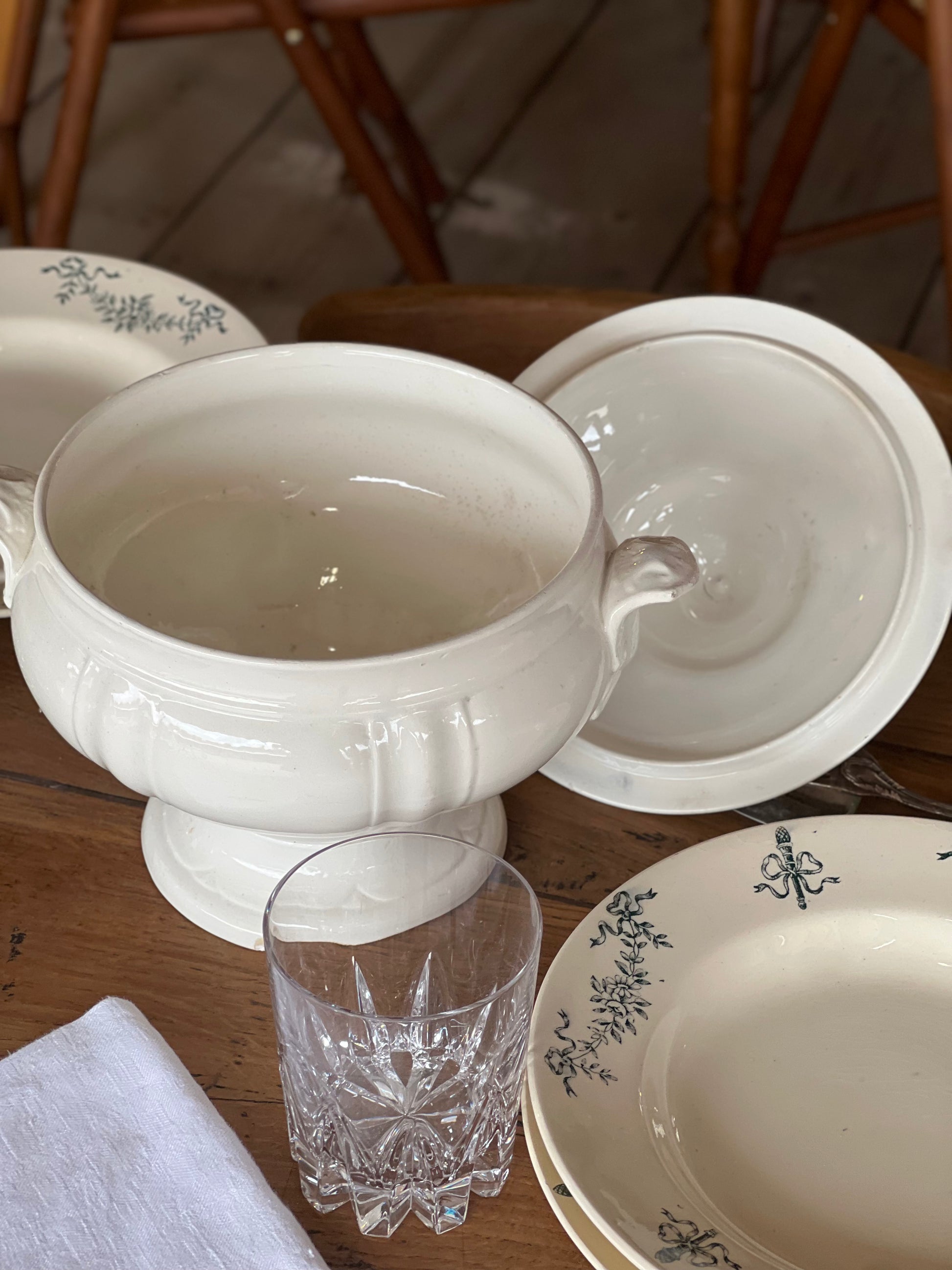 Soupière Jules Vieillard, un éclat sur le pied.