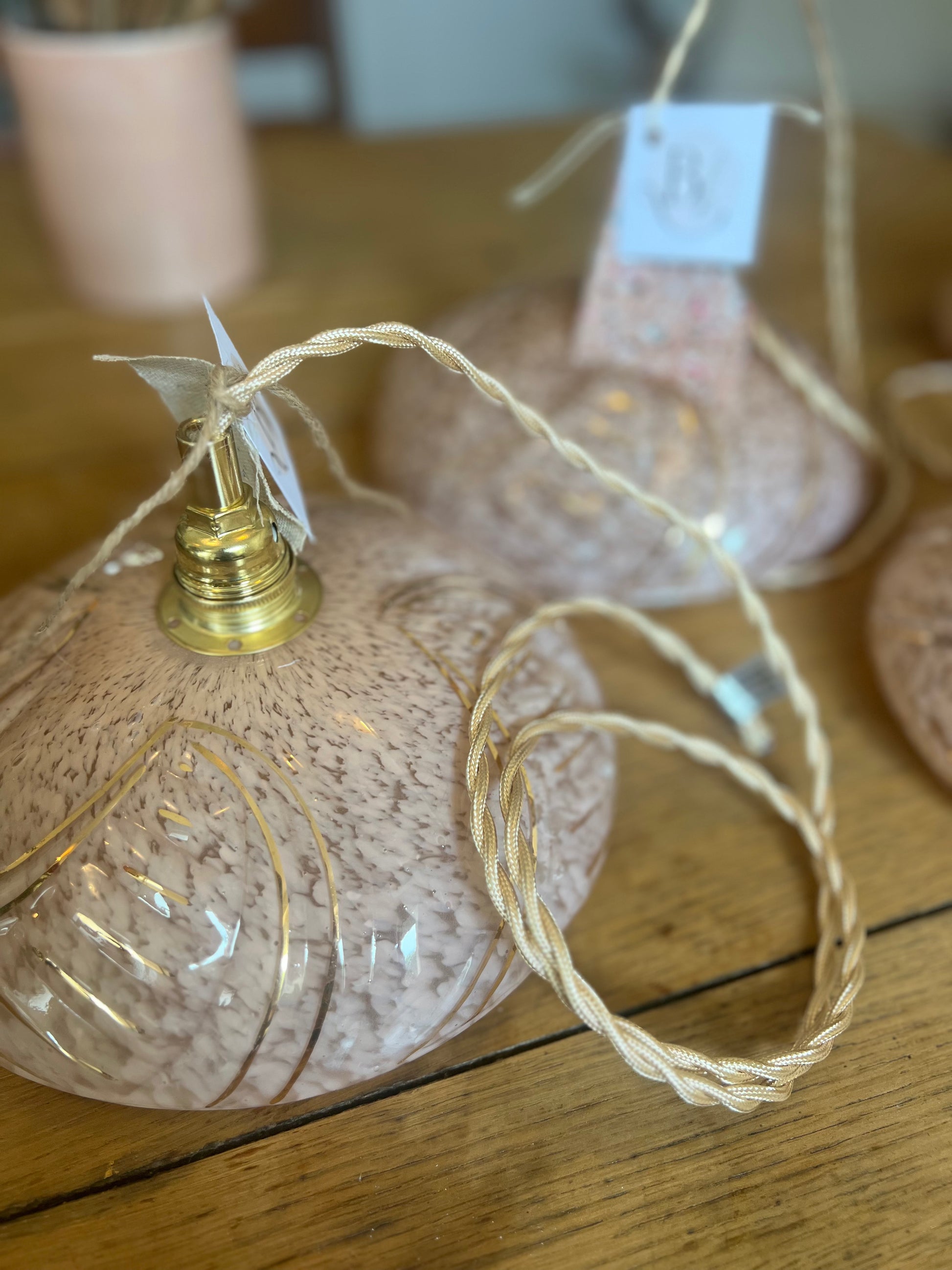 Suspensions en verre de clichy, douille e14, électricité neuve, 4 pièces disponibles.