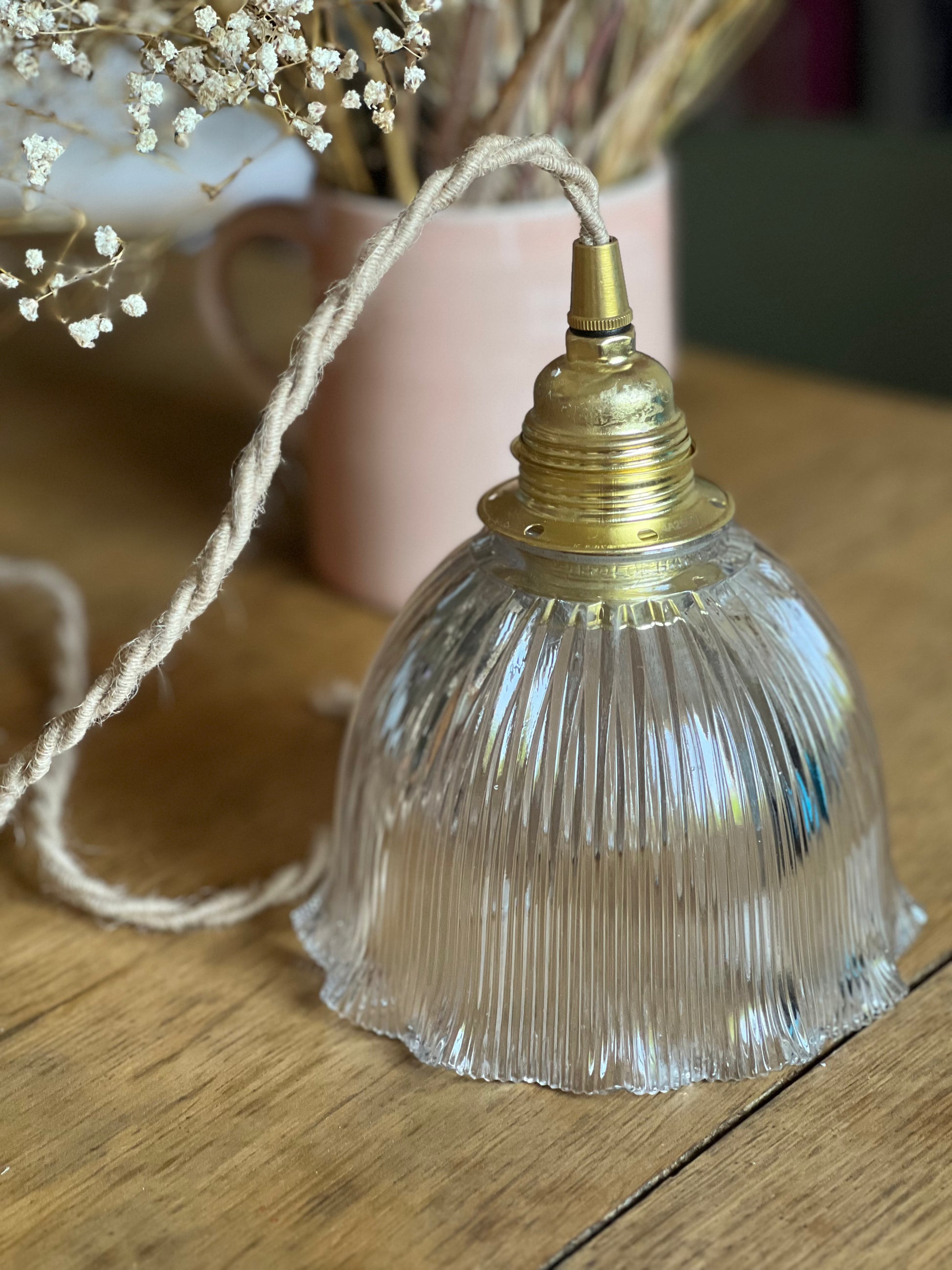 Suspension en verre holophane, globe chiné, système électrique neuve.