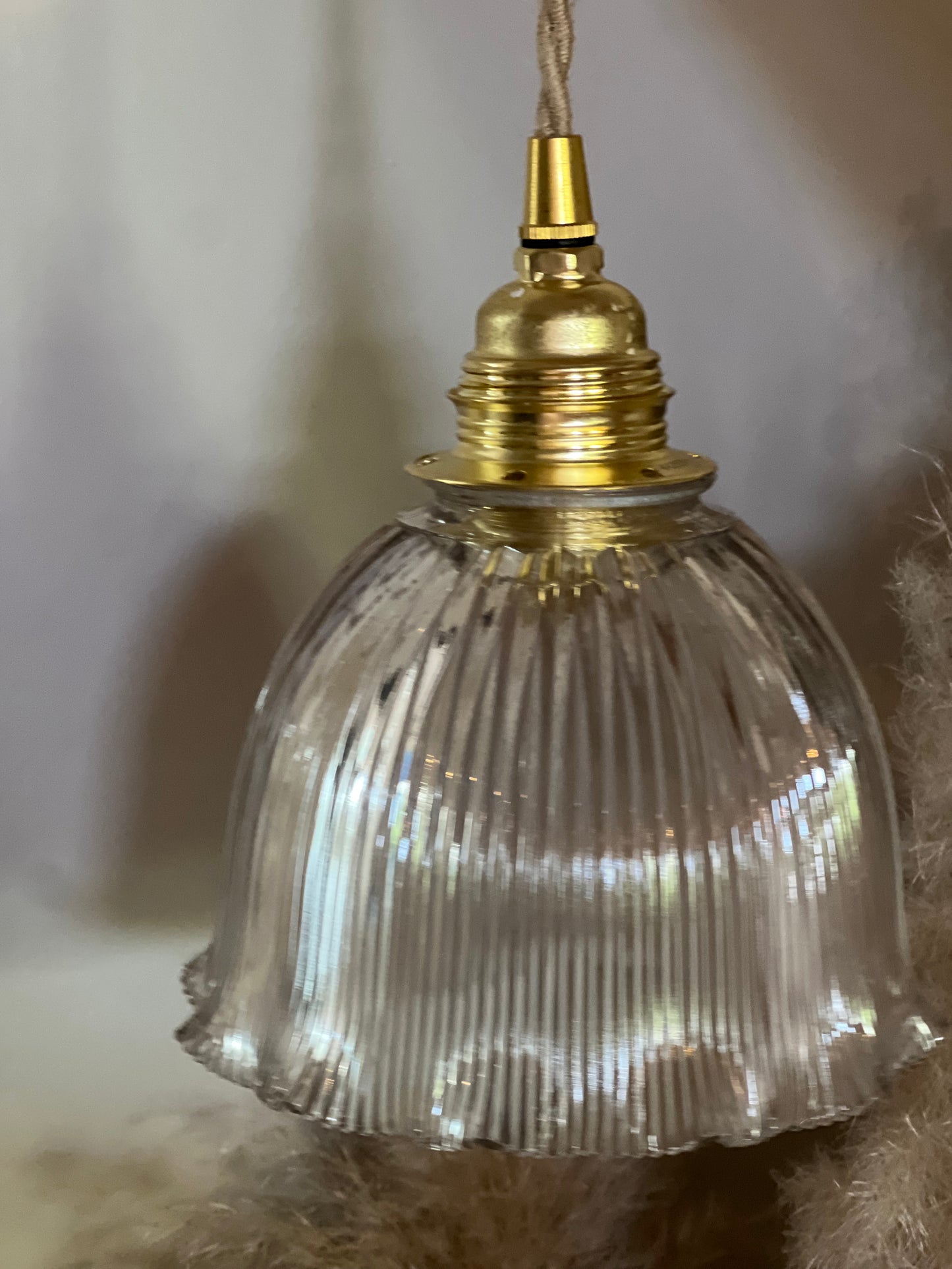 Suspension en verre holophane, globe chiné, système électrique neuve.
