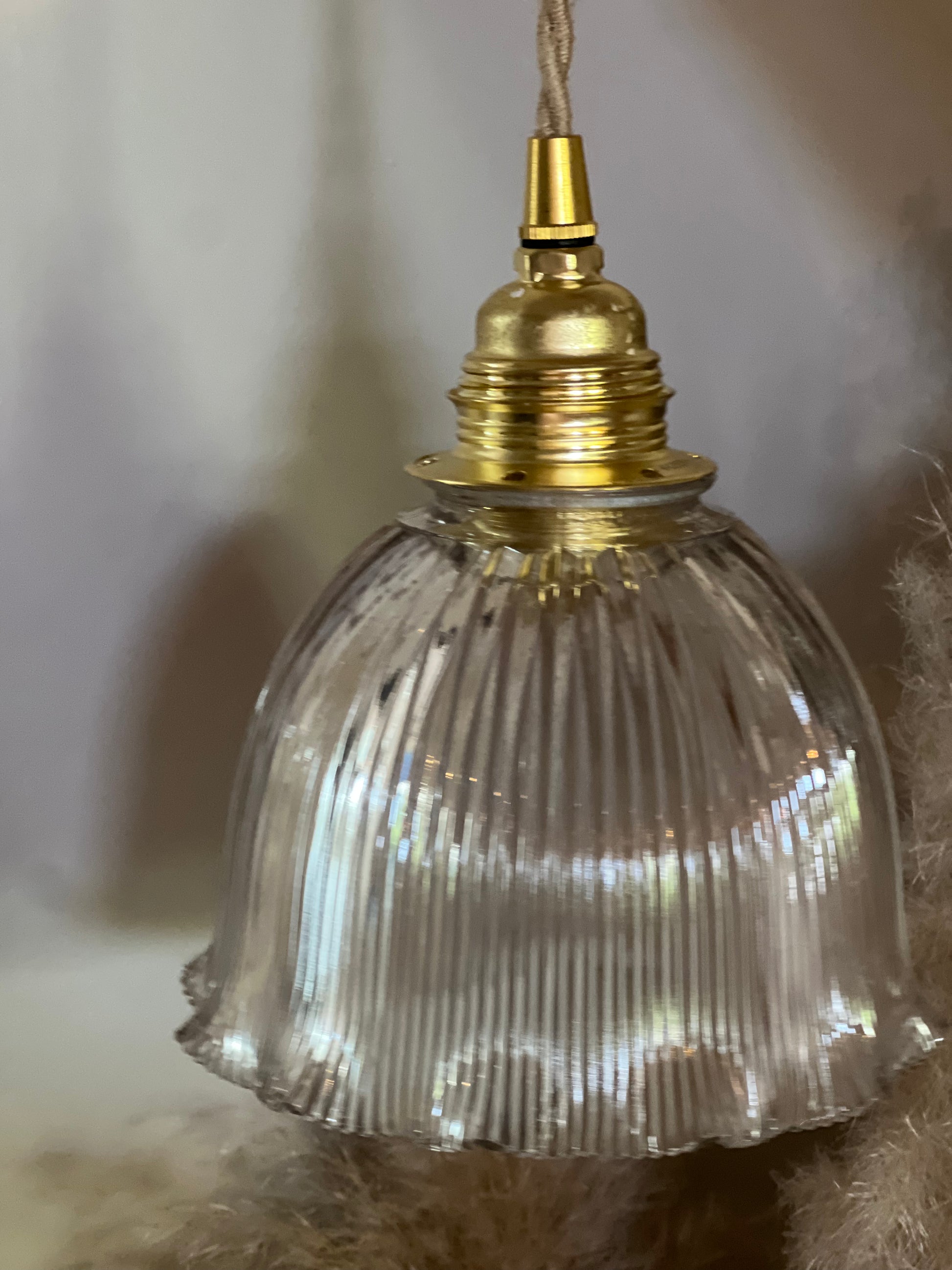 Suspension en verre holophane, globe chiné, système électrique neuve.