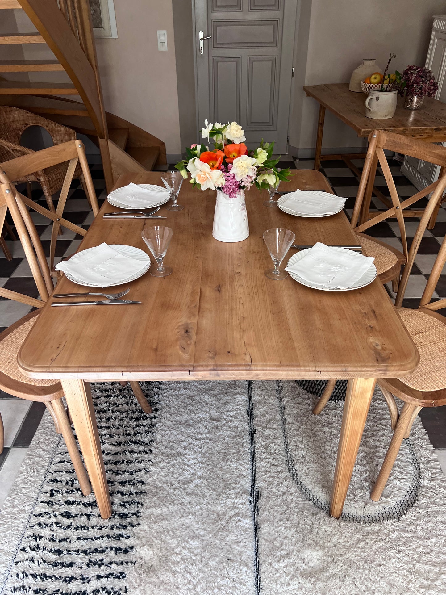 Table à manger en chêne, années 50, pour 4 à 6 personnes.
