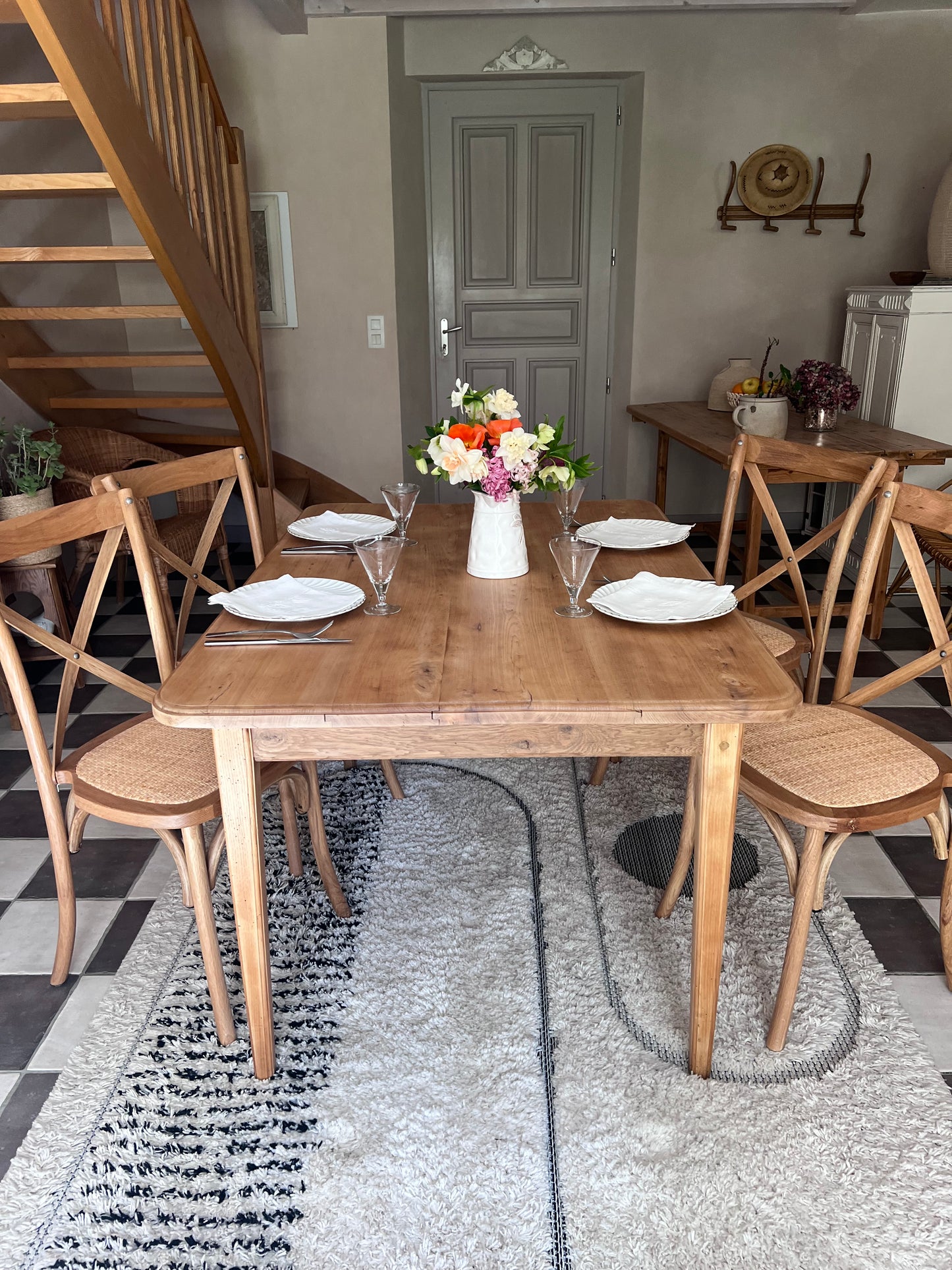 Table à manger en chêne, années 50, pour 4 à 6 personnes.