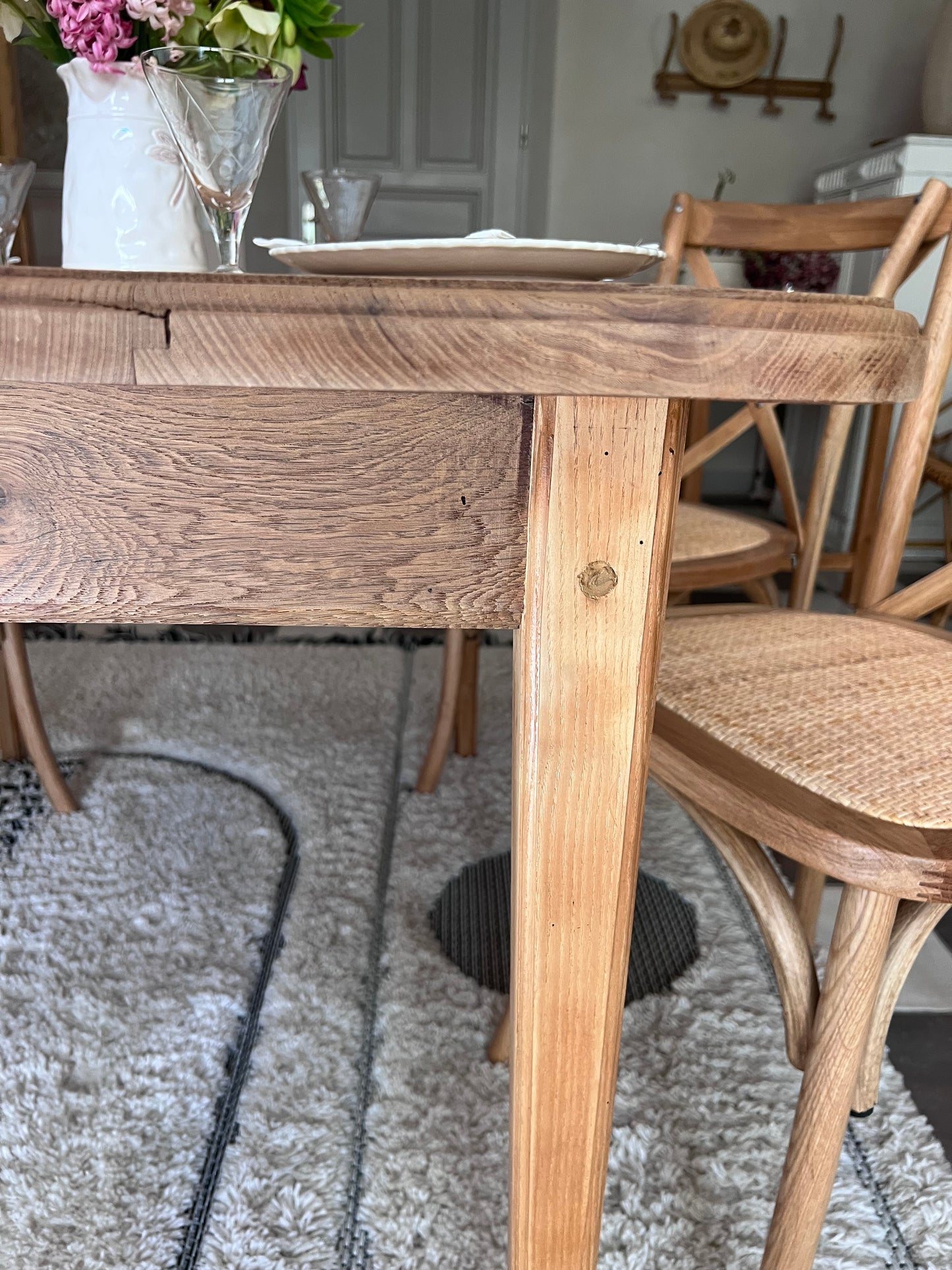 Table à manger en chêne, années 50, pour 4 à 6 personnes.