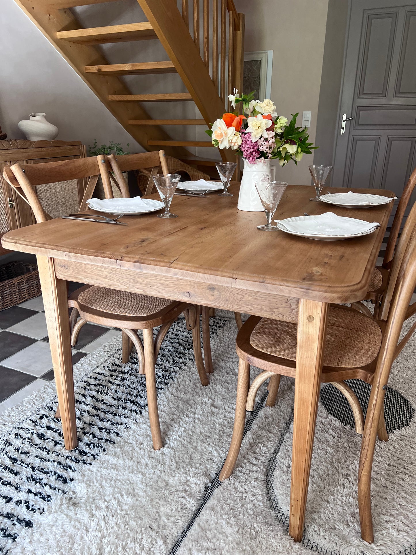 Table à manger en chêne, années 50, pour 4 à 6 personnes.