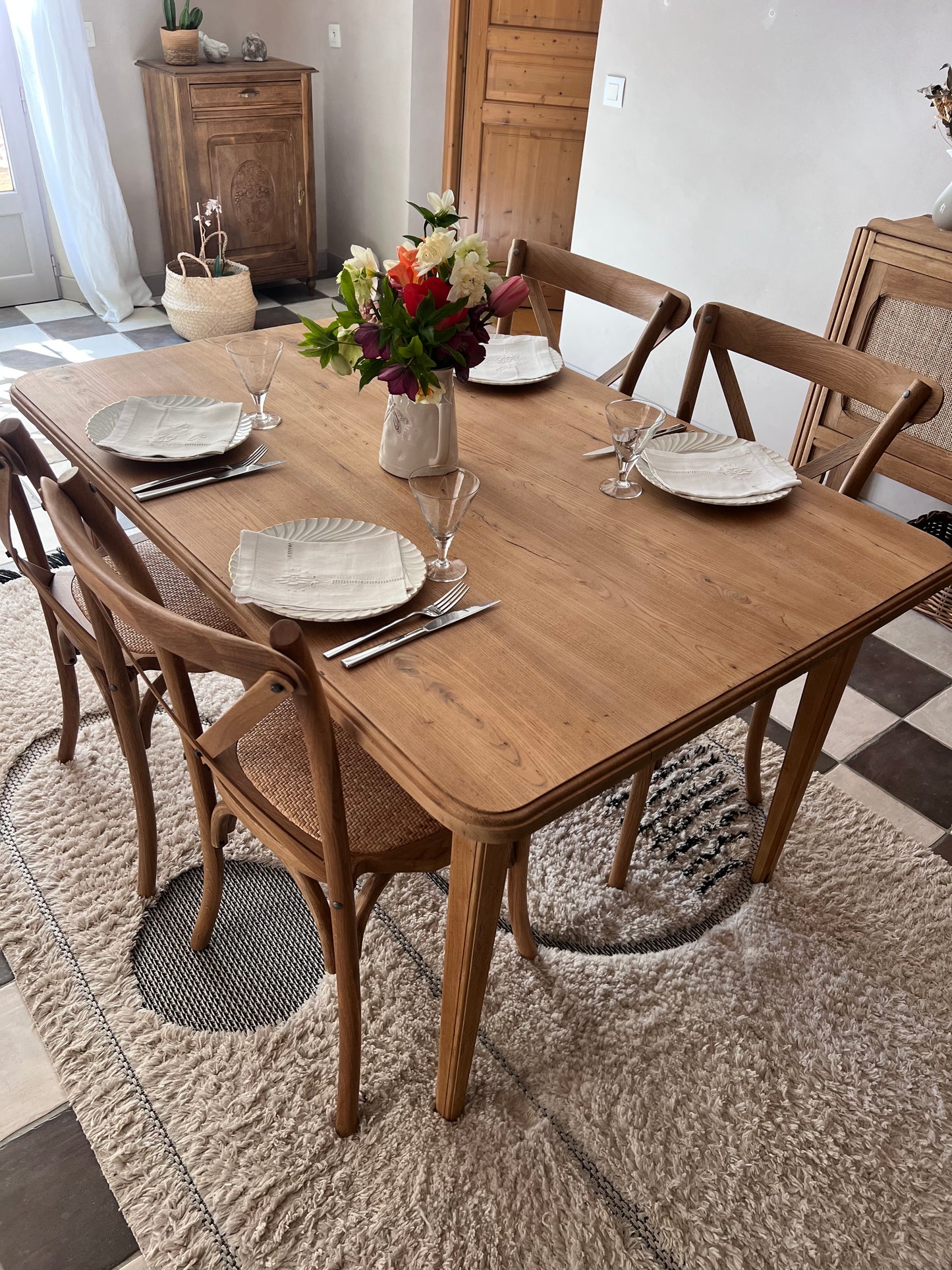 Table à manger en chêne, années 50, pour 4 à 6 personnes.