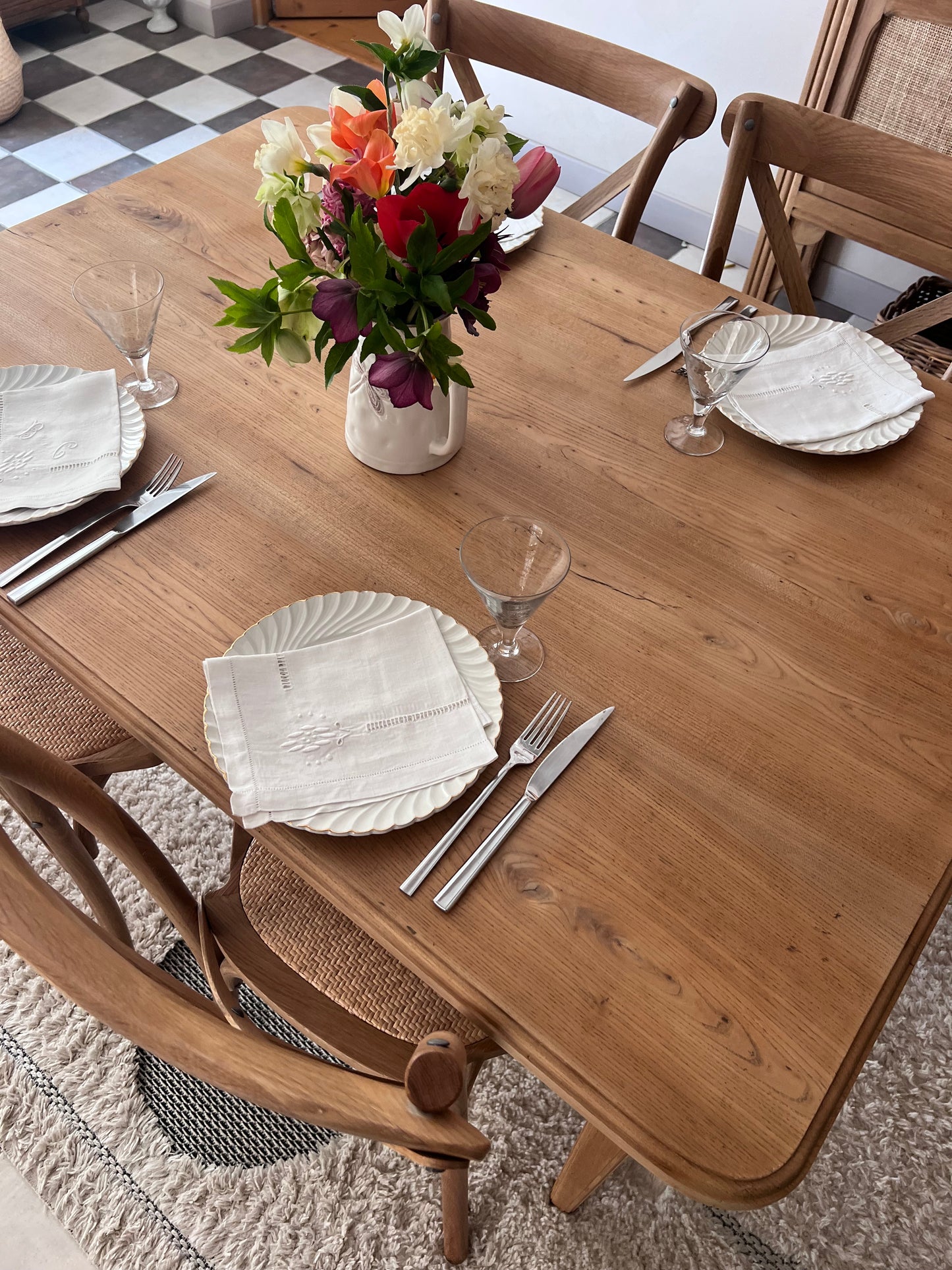 Table à manger en chêne, années 50, pour 4 à 6 personnes.