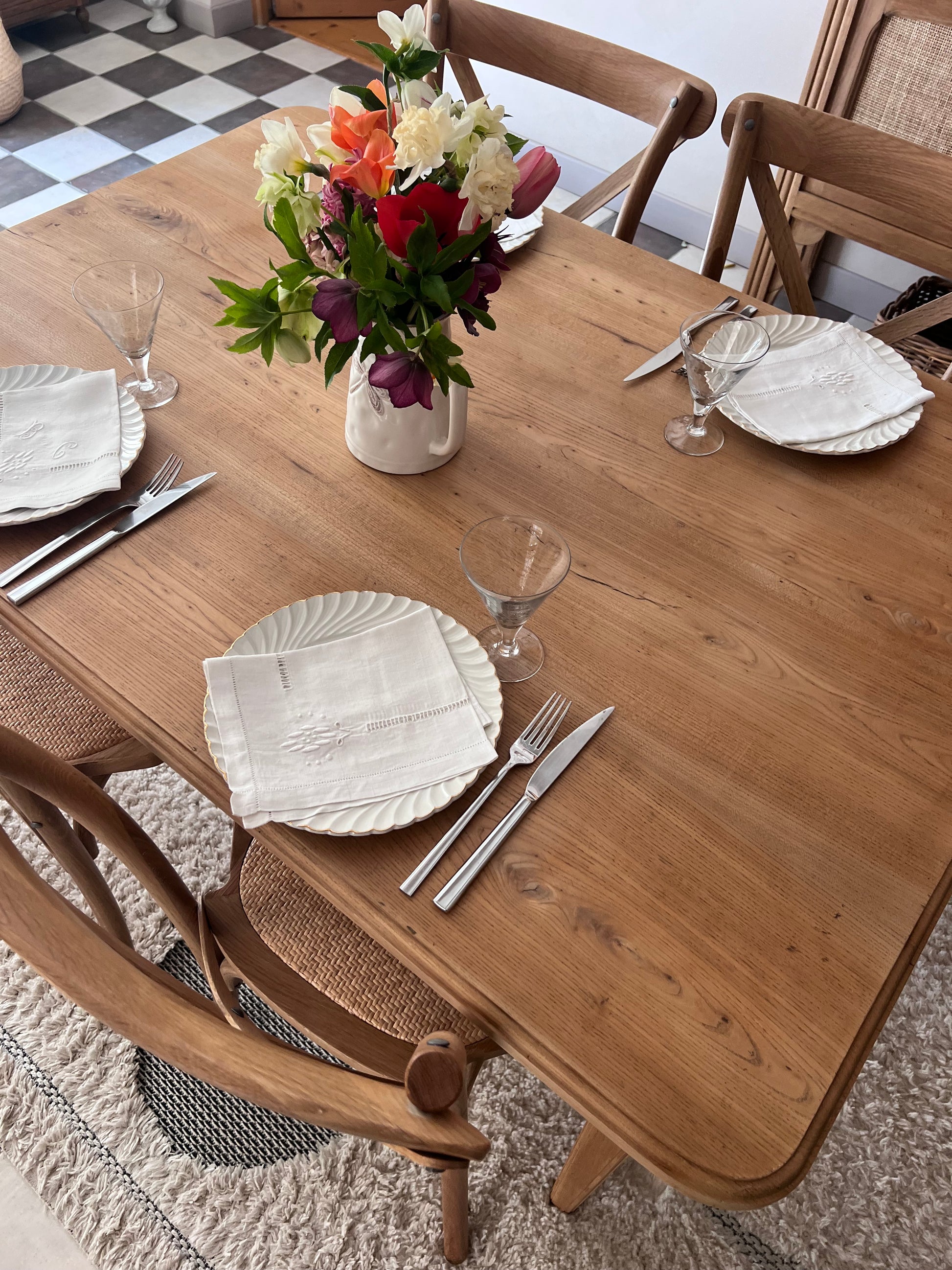 Table à manger en chêne, années 50, pour 4 à 6 personnes.