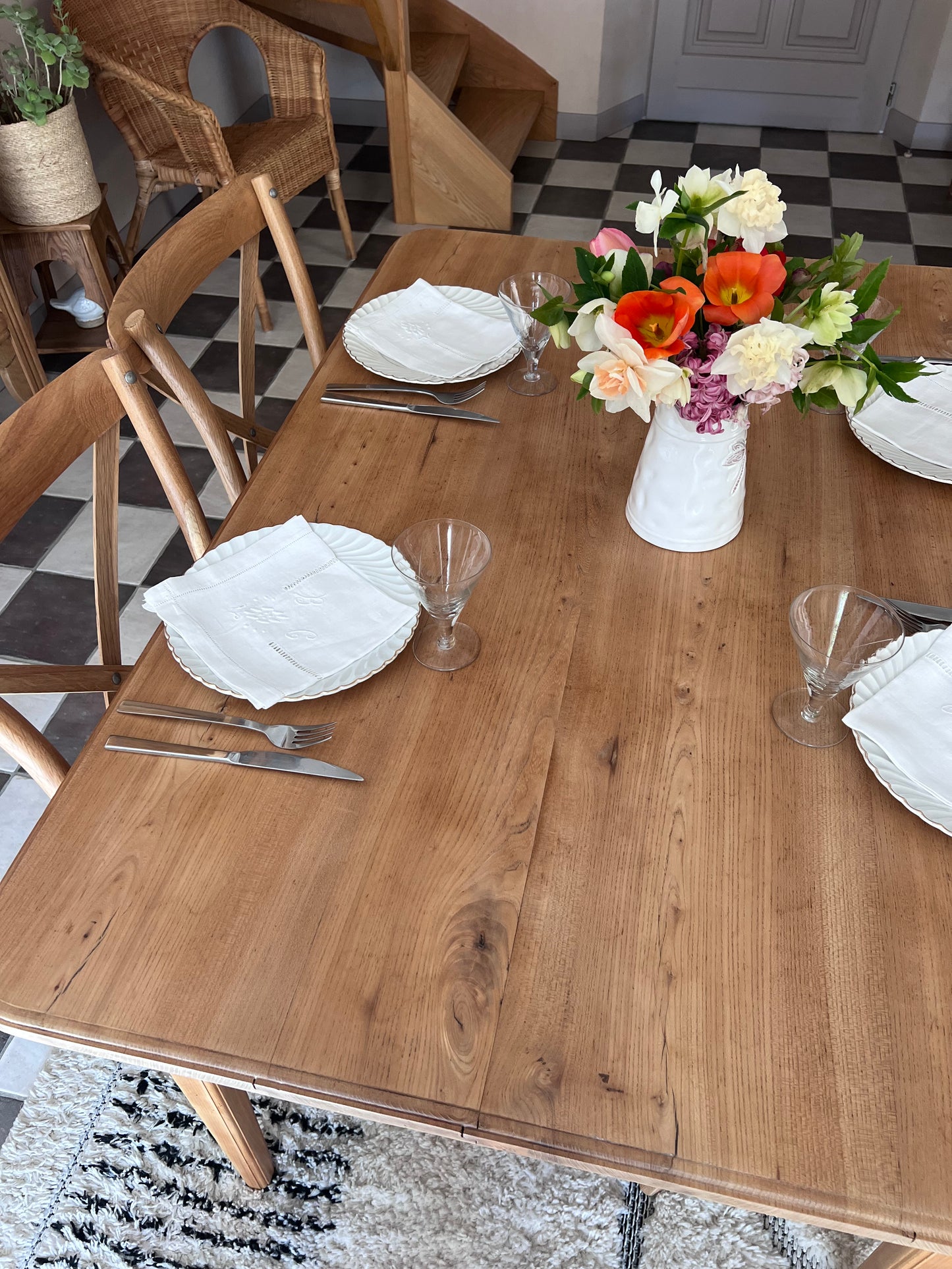 Table à manger en chêne, années 50, pour 4 à 6 personnes.