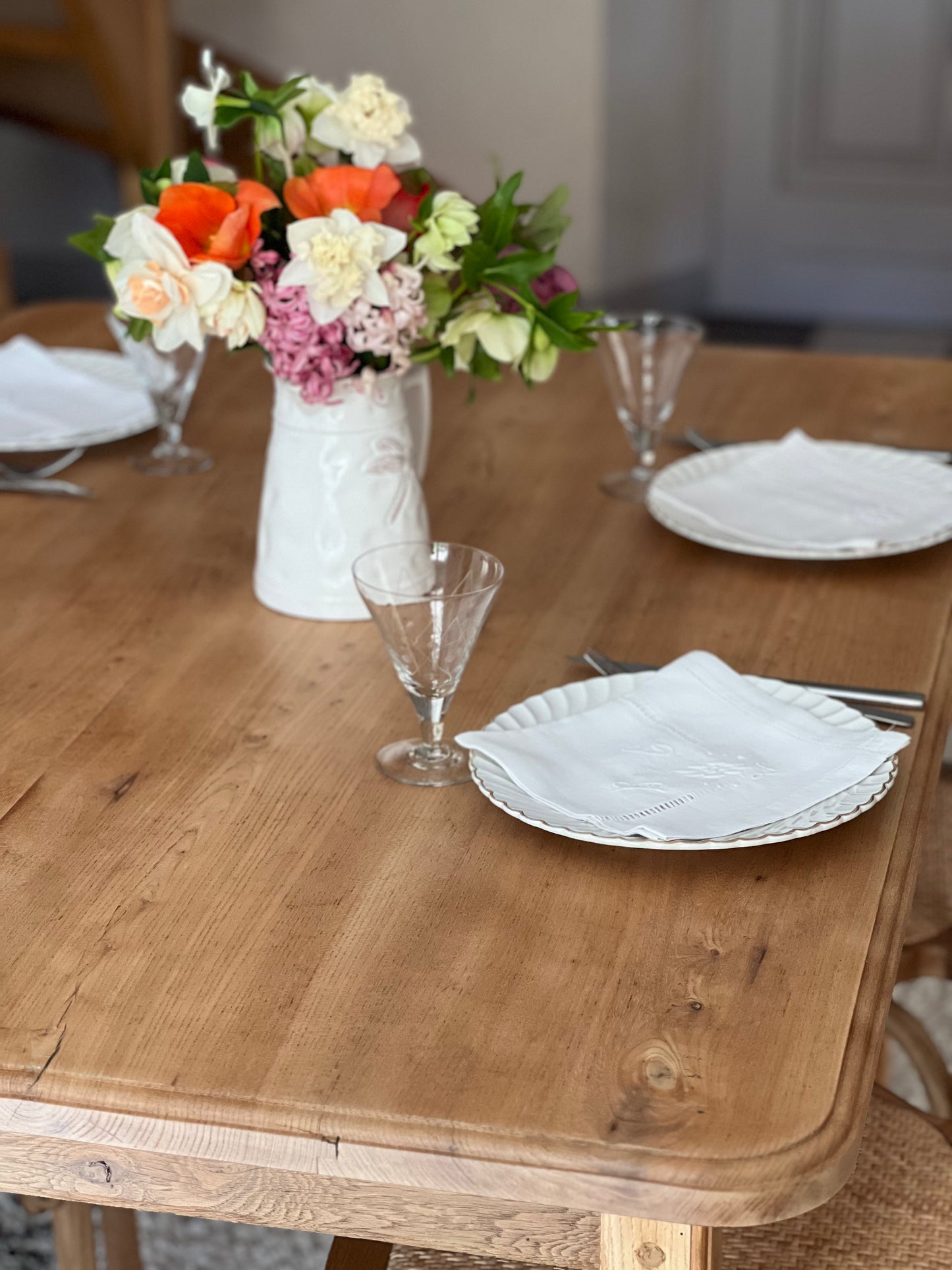 Table à manger en chêne, années 50, pour 4 à 6 personnes.