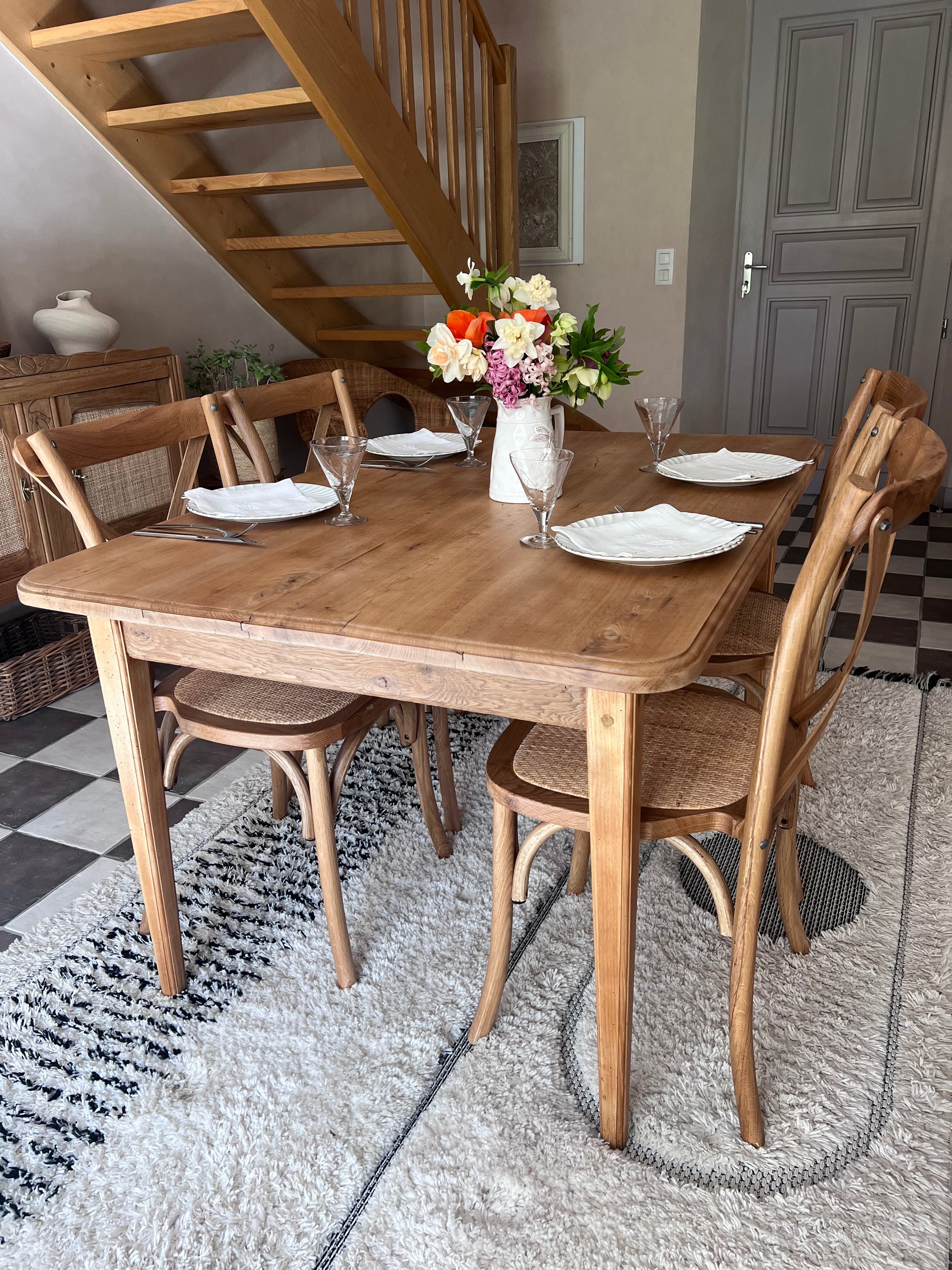 Table à manger en chêne, années 50, pour 4 à 6 personnes.