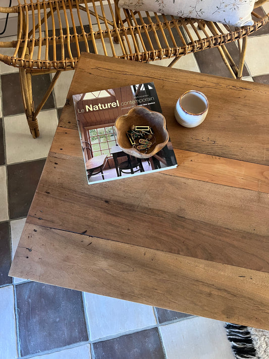 Table basse en acacia, la serrure n'a pas de clé et donc ne ferme pas.