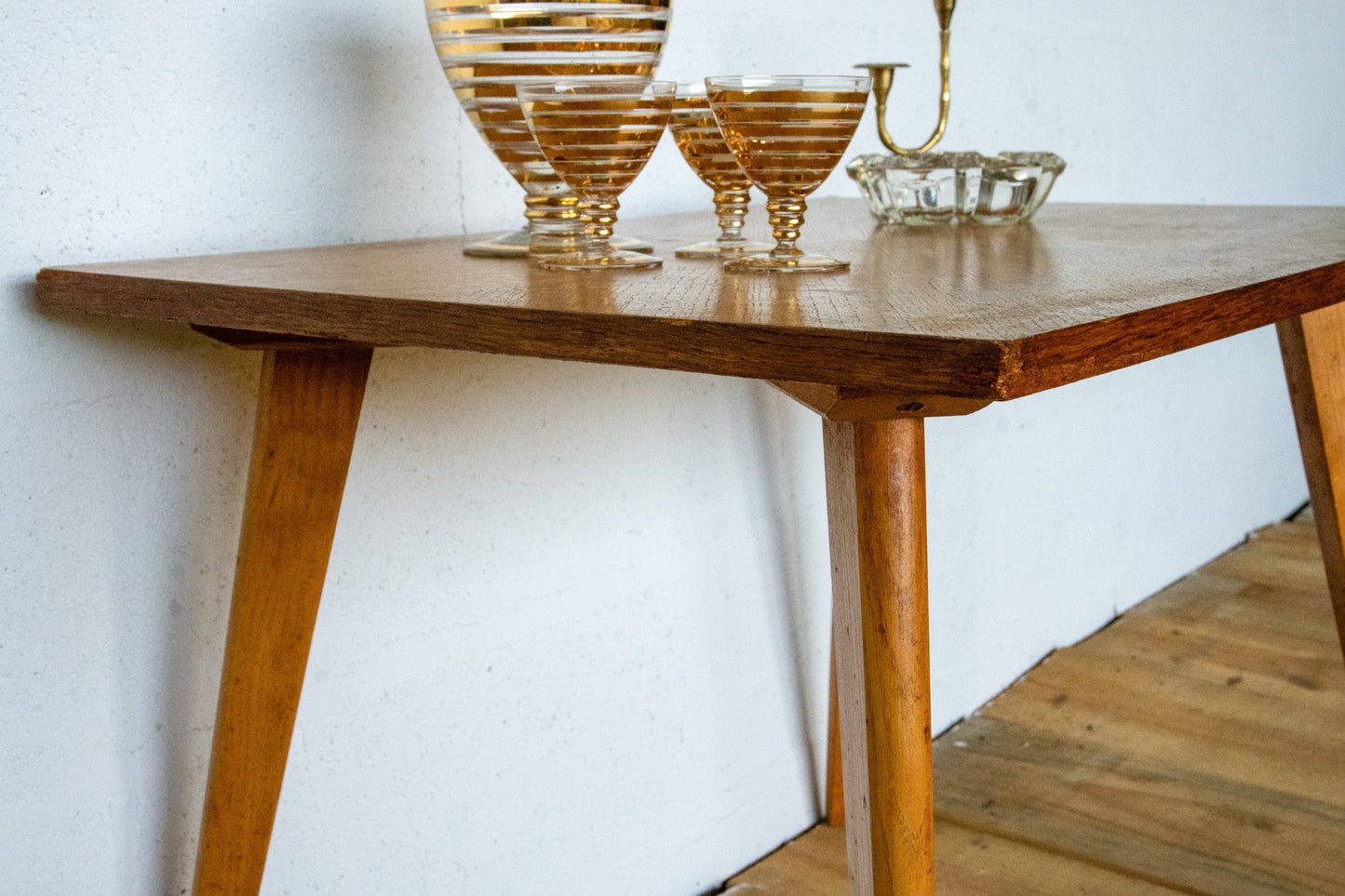 Petite table bout de canapé en placage bois années 50, les coins sont légèrement abimés.