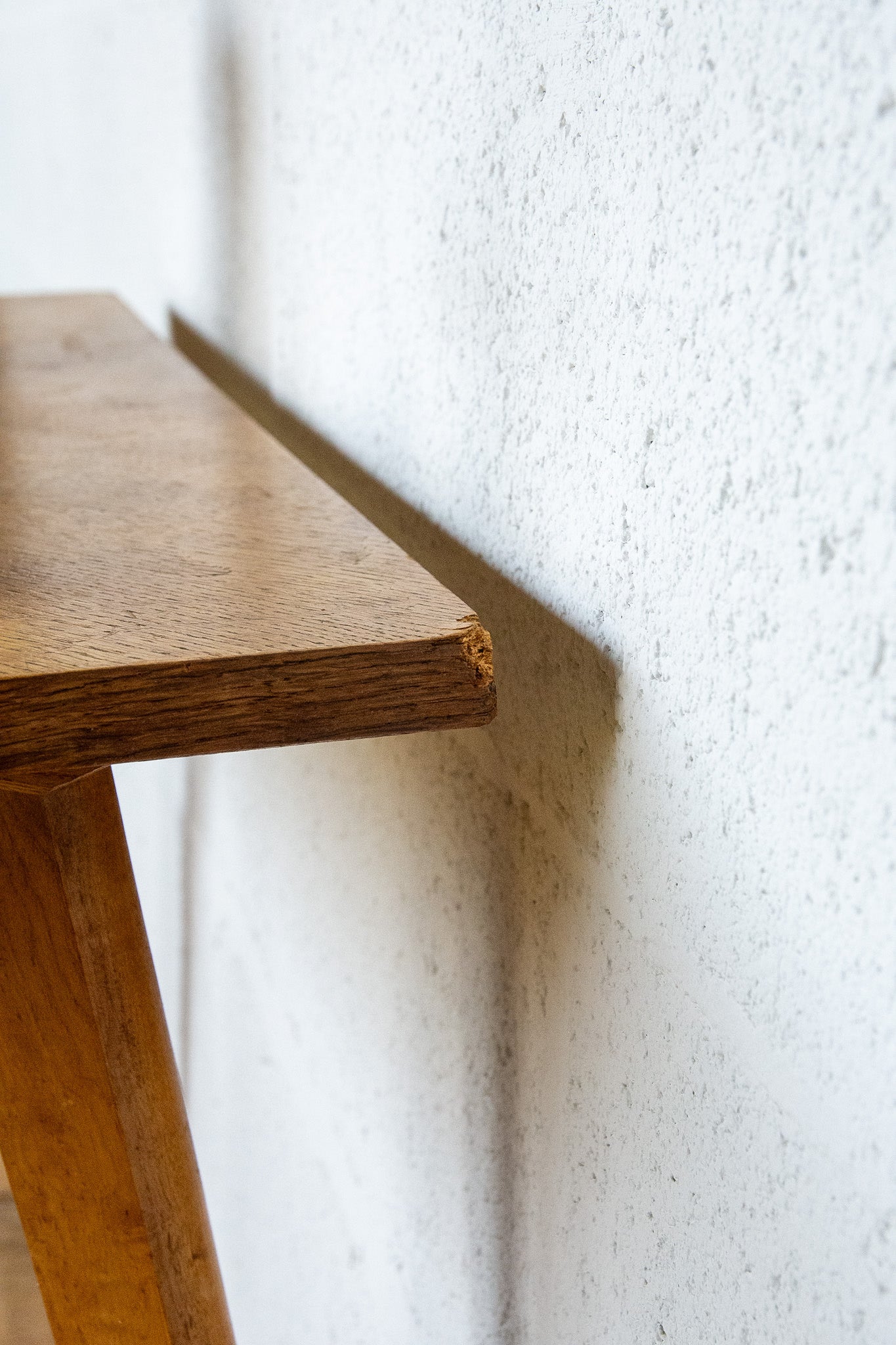Petite table bout de canapé en placage bois années 50, les coins sont légèrement abimés.