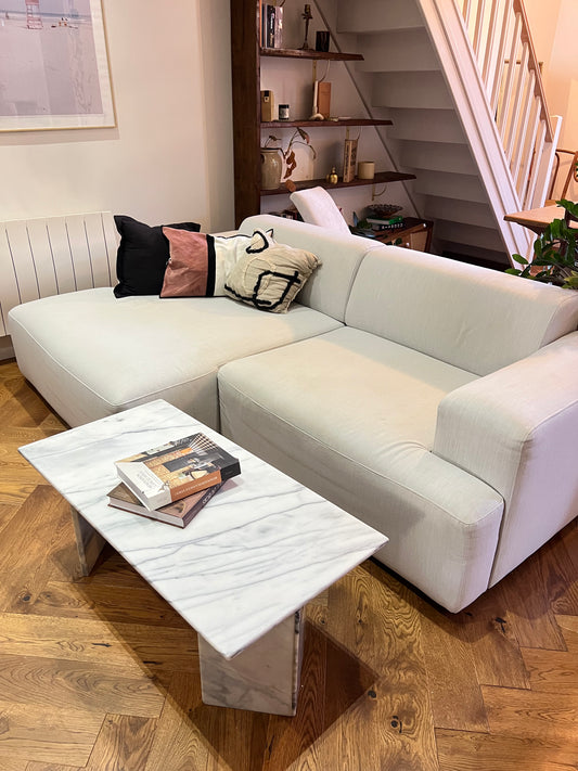 Table basse en marbre, super état, les pieds ne sont pas fixés au plateau, comme c'est souvent le cas avec le marbre.
