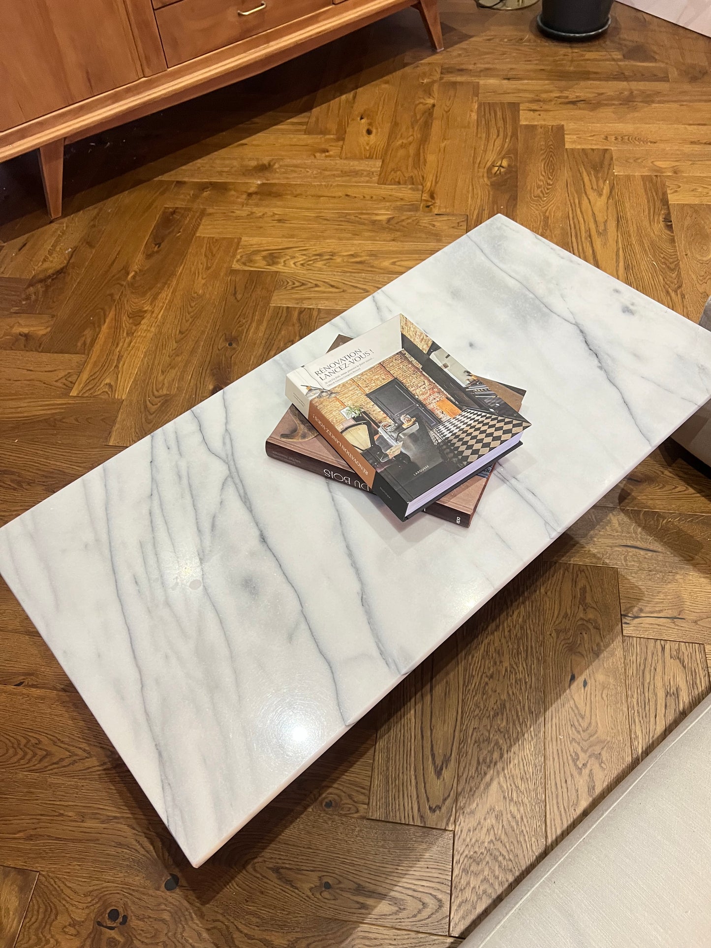 Table basse en marbre, super état, les pieds ne sont pas fixés au plateau, comme c'est souvent le cas avec le marbre.