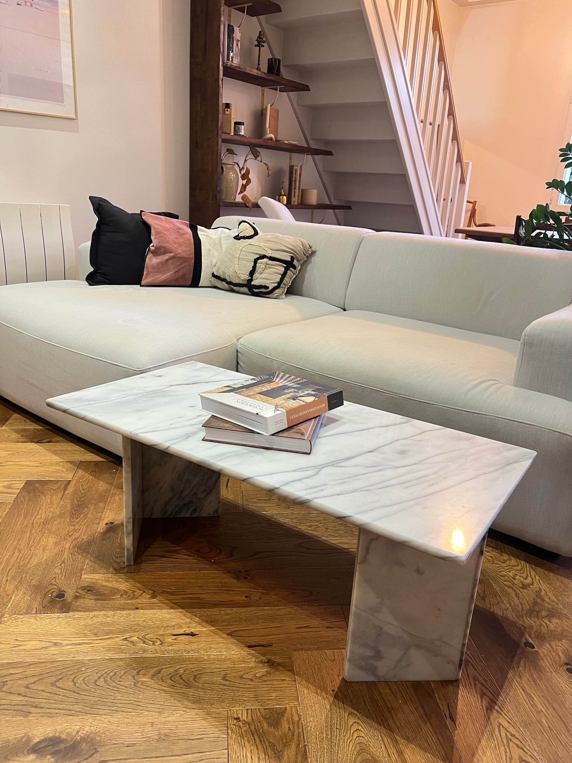 Table basse en marbre, super état, les pieds ne sont pas fixés au plateau, comme c'est souvent le cas avec le marbre.