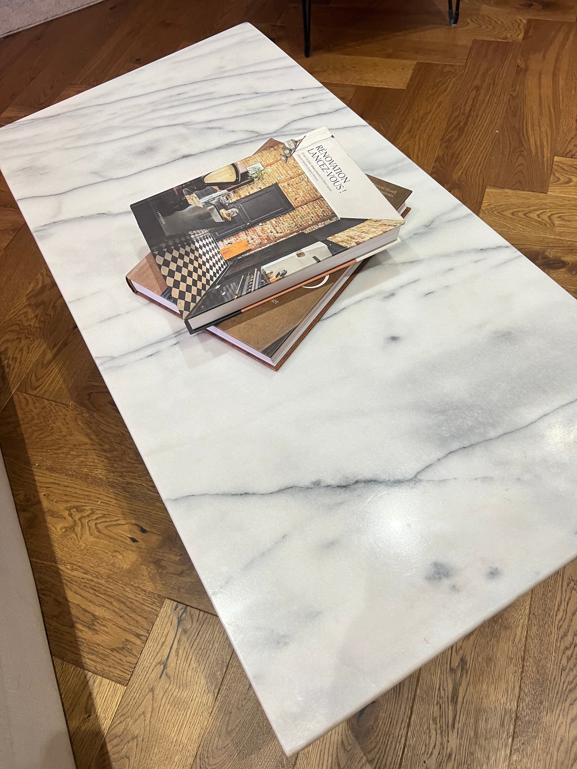 Table basse en marbre, super état, les pieds ne sont pas fixés au plateau, comme c'est souvent le cas avec le marbre.