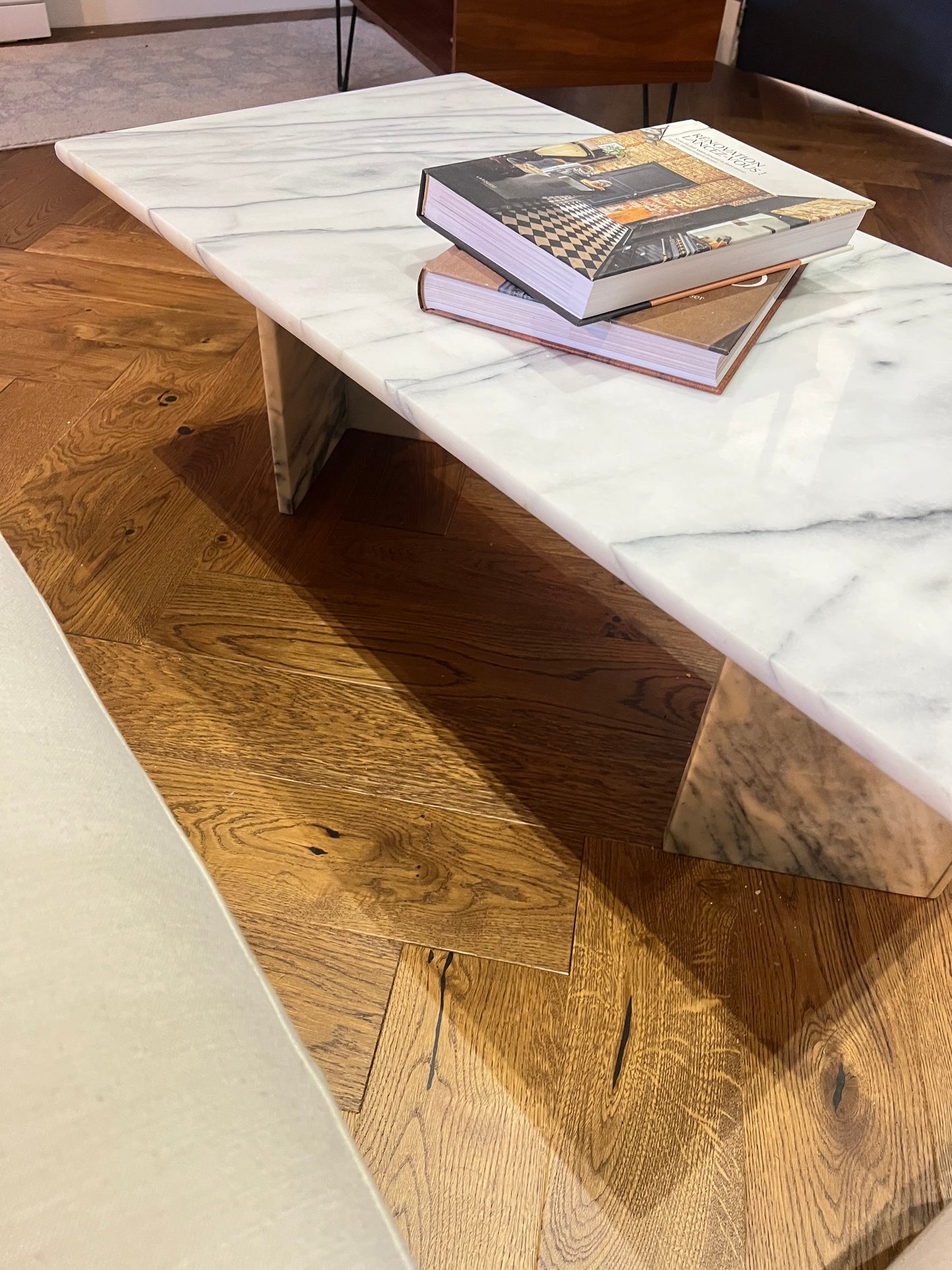 Table basse en marbre, super état, les pieds ne sont pas fixés au plateau, comme c'est souvent le cas avec le marbre.