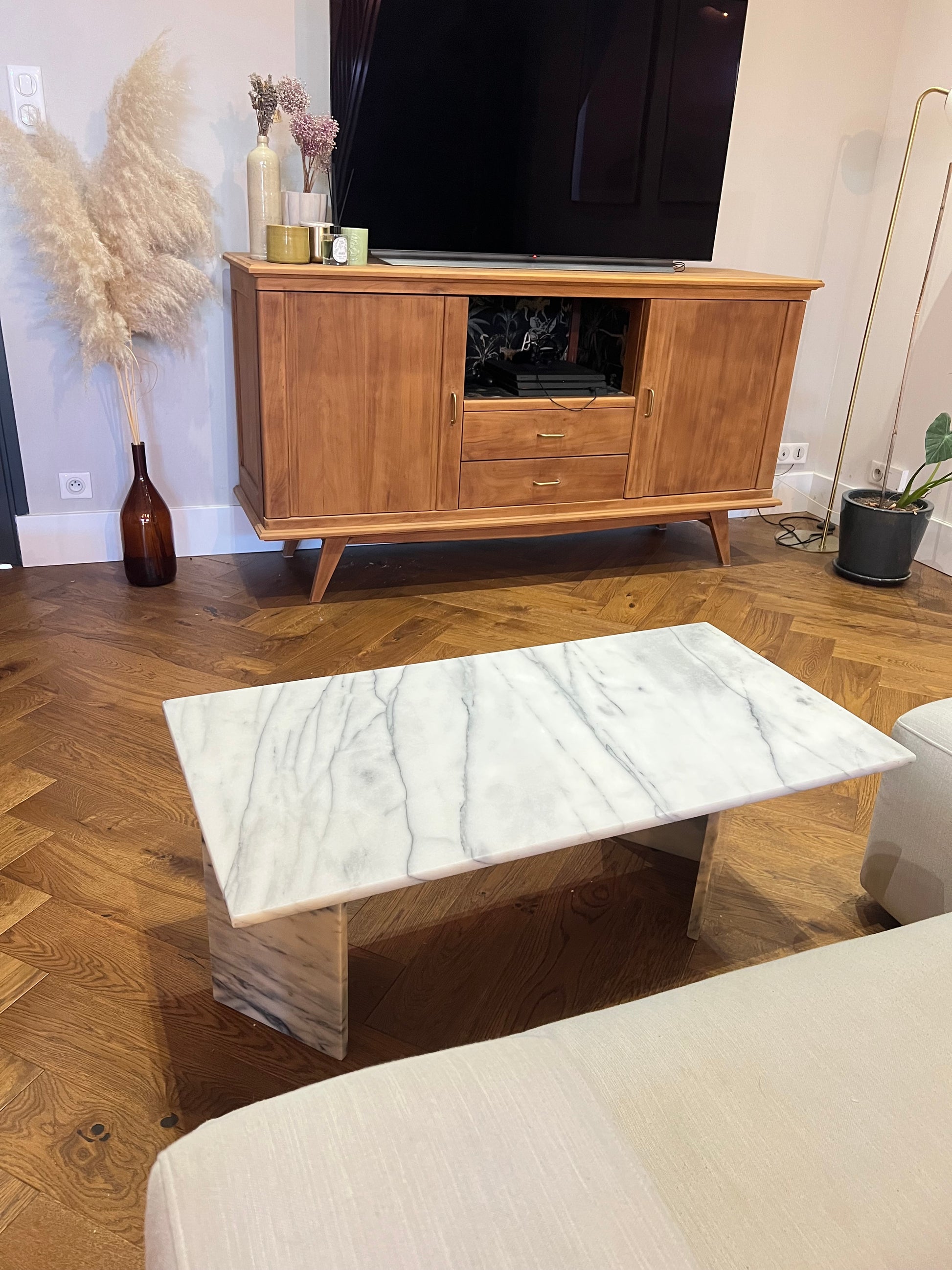 Table basse en marbre, super état, les pieds ne sont pas fixés au plateau, comme c'est souvent le cas avec le marbre.