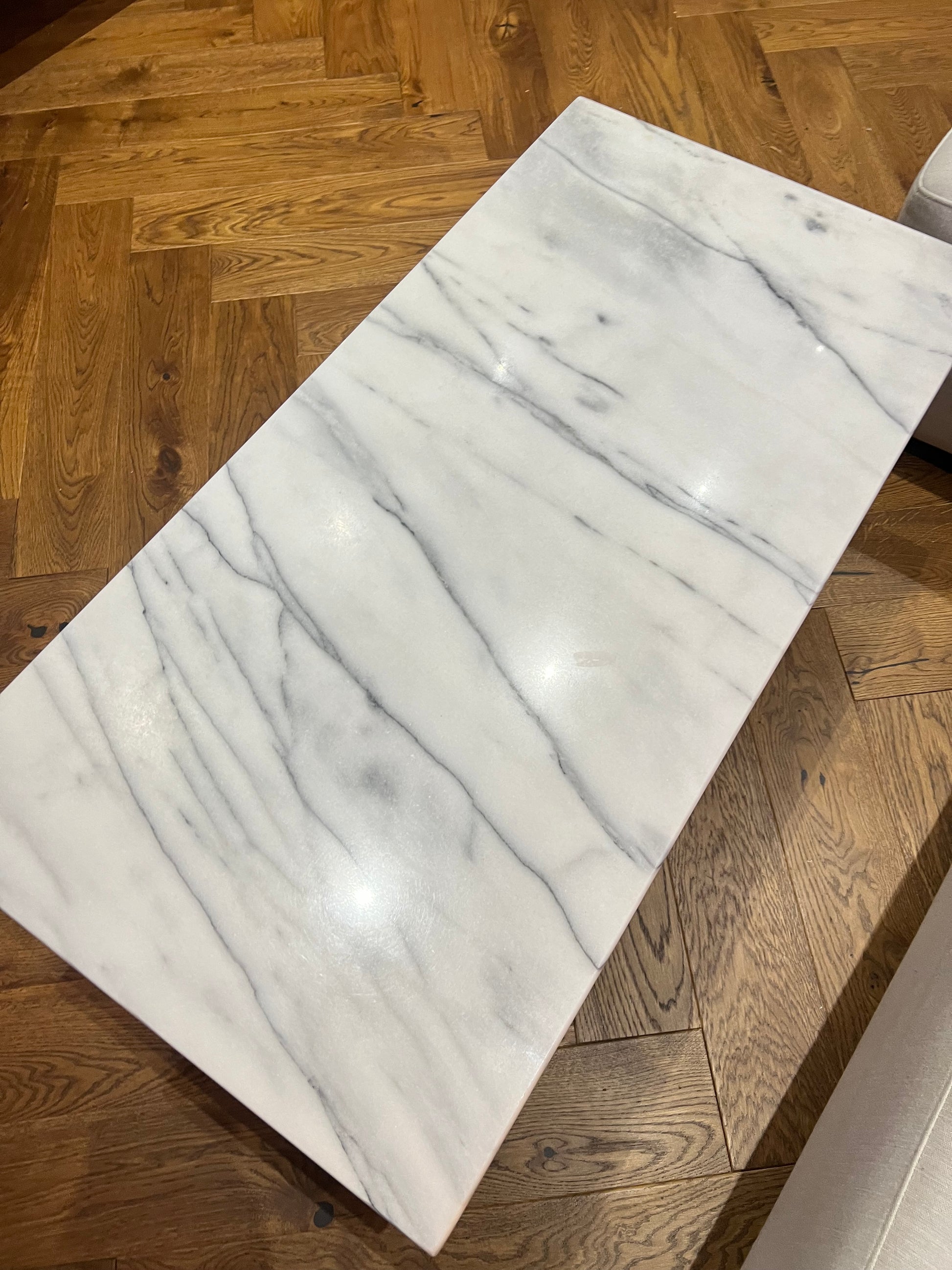 Table basse en marbre, super état, les pieds ne sont pas fixés au plateau, comme c'est souvent le cas avec le marbre.