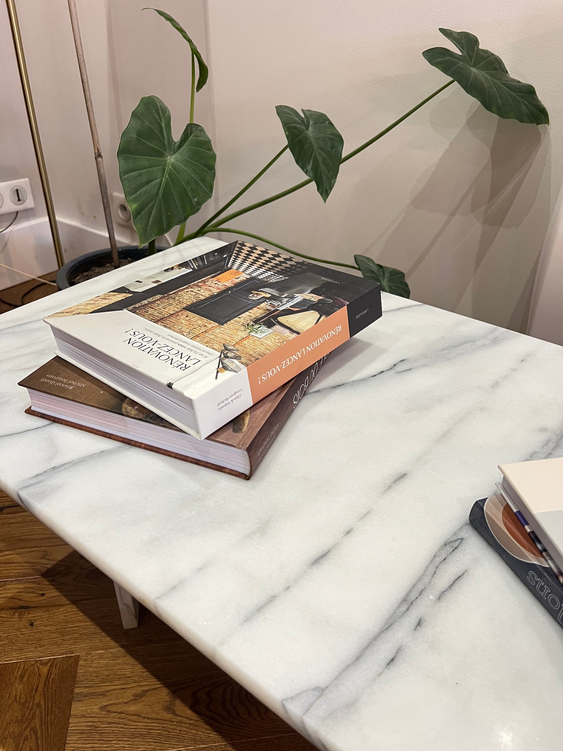 Table basse en marbre, super état, les pieds ne sont pas fixés au plateau, comme c'est souvent le cas avec le marbre.