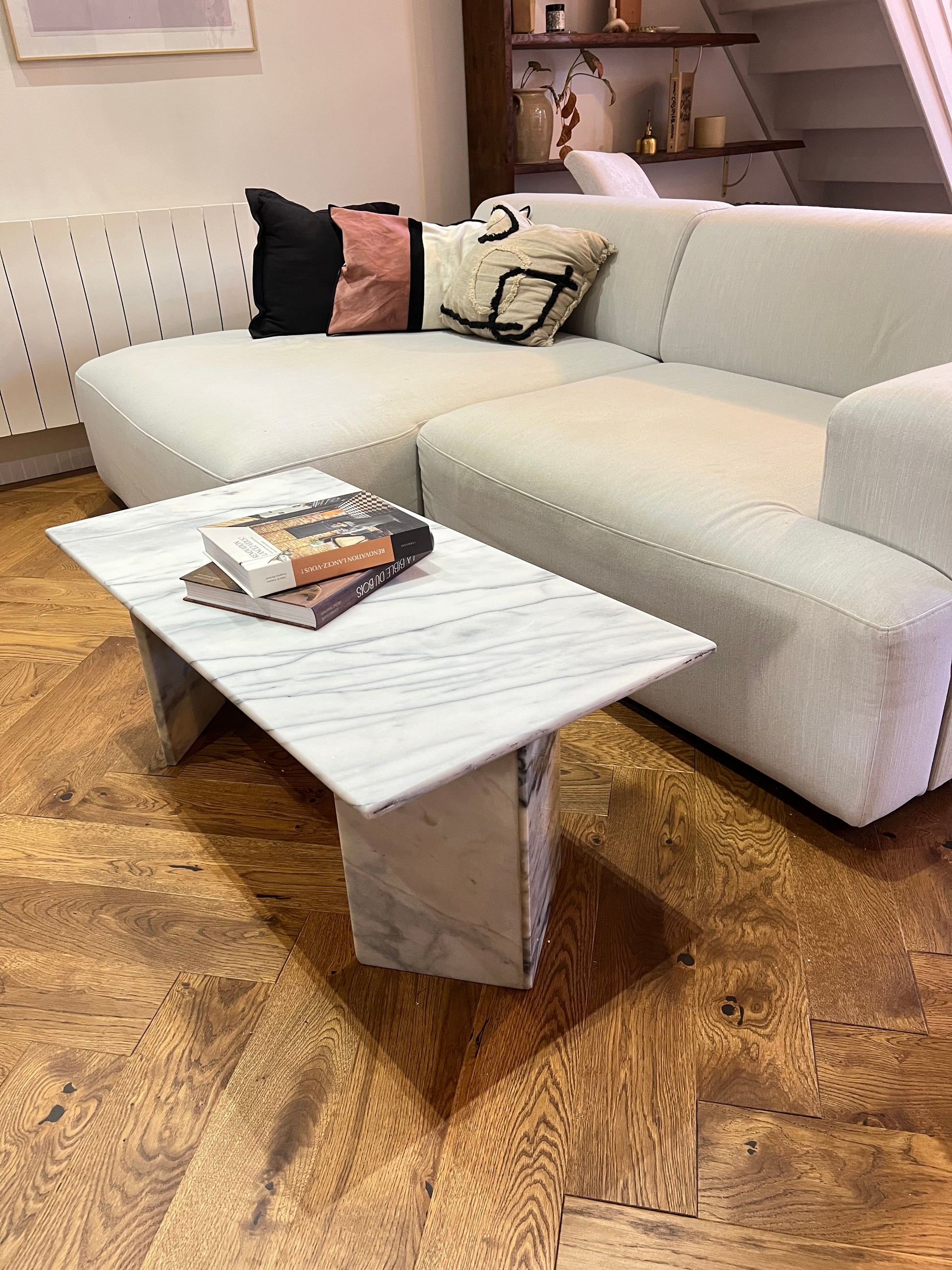 Table basse en marbre, super état, les pieds ne sont pas fixés au plateau, comme c'est souvent le cas avec le marbre.