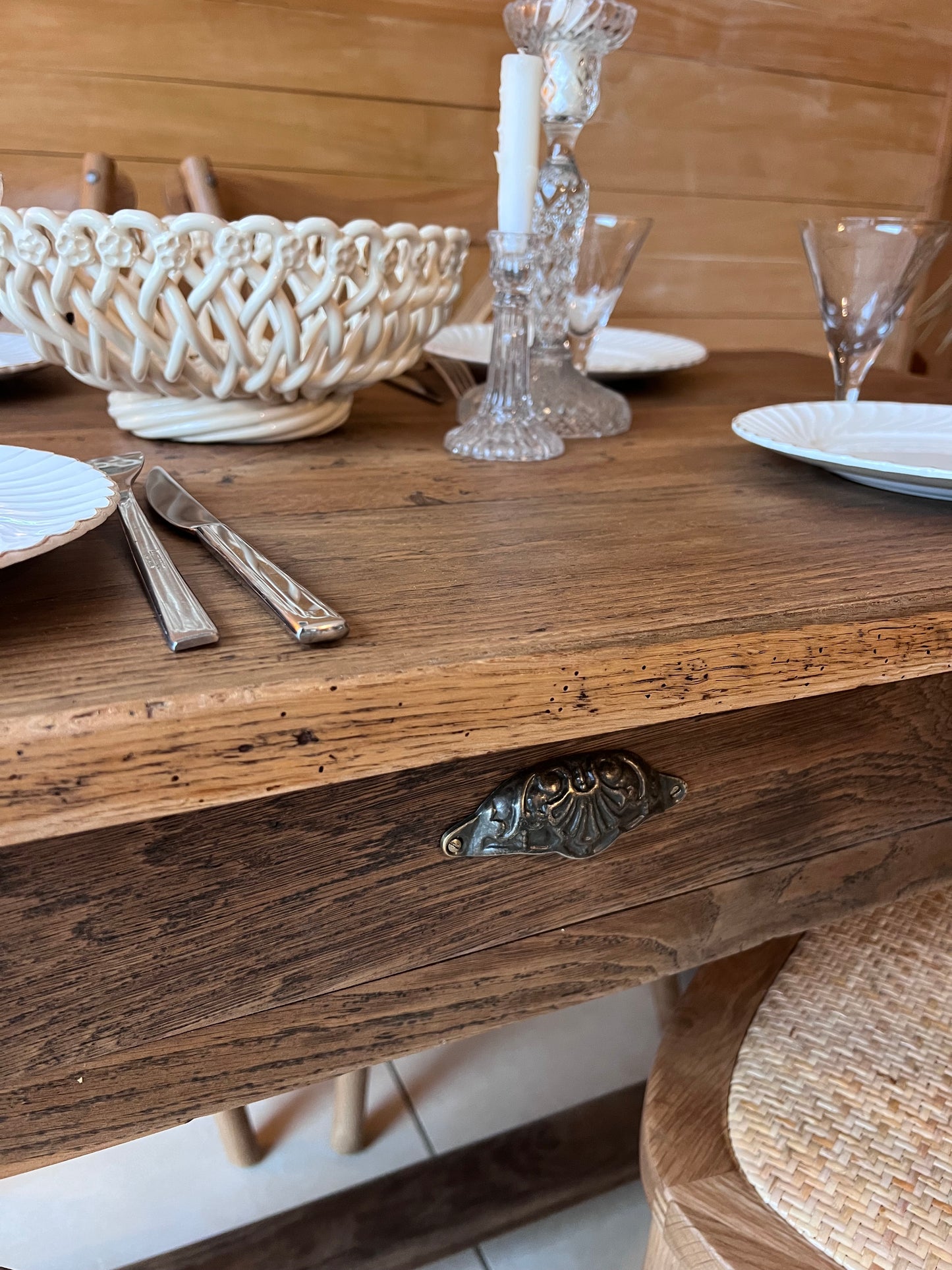 Table en chêne, pour 4 à 6 personnes, avec traverse et tiroir, super solide !
