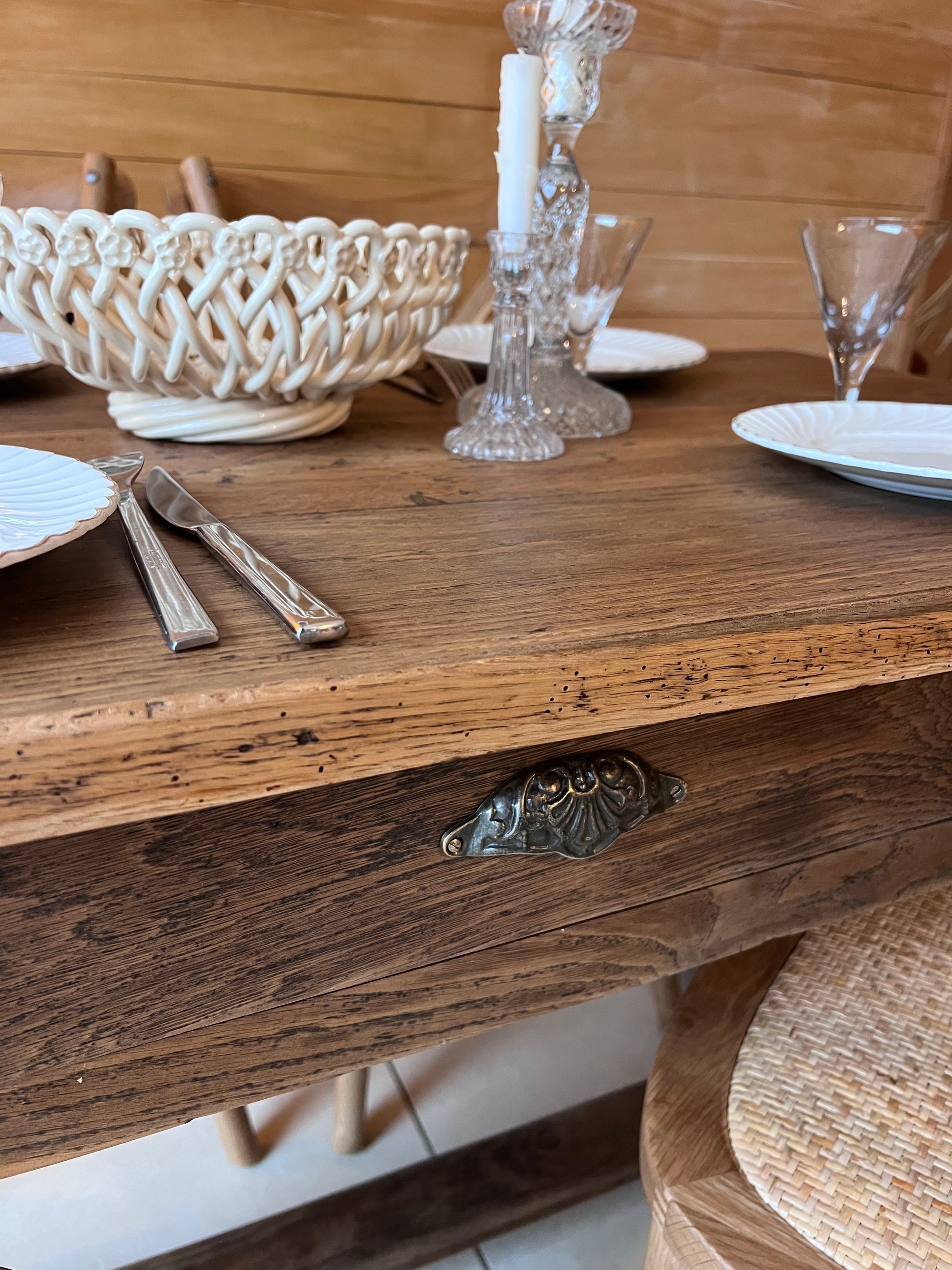 Table en chêne, pour 4 à 6 personnes, avec traverse et tiroir, super solide !