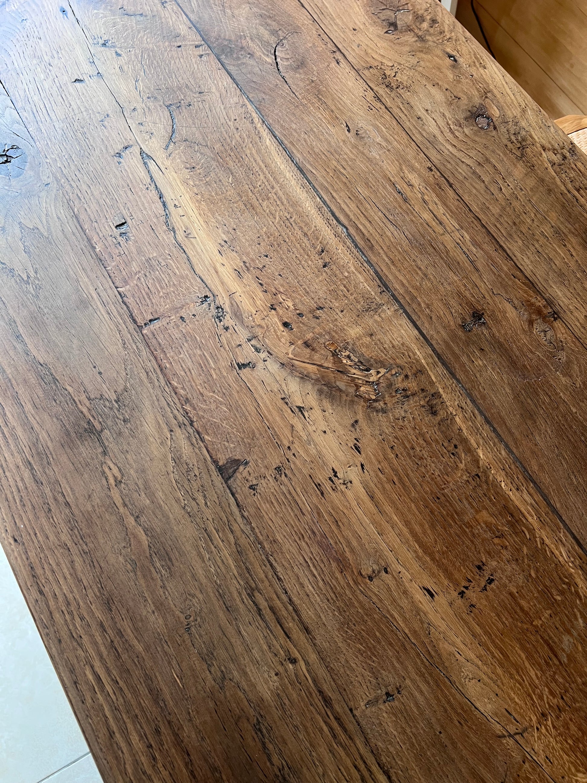 Table en chêne, pour 4 à 6 personnes, avec traverse et tiroir, super solide !