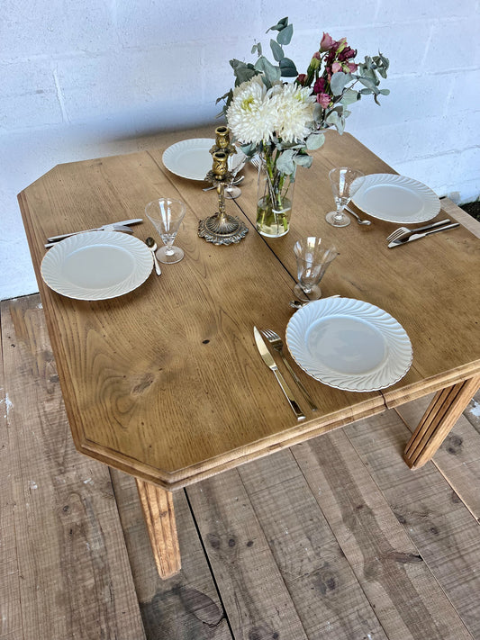 Table en chêne art déco, superbe état, deux rallonges faites dans un bois différent permettent de manger à 12 personnes.