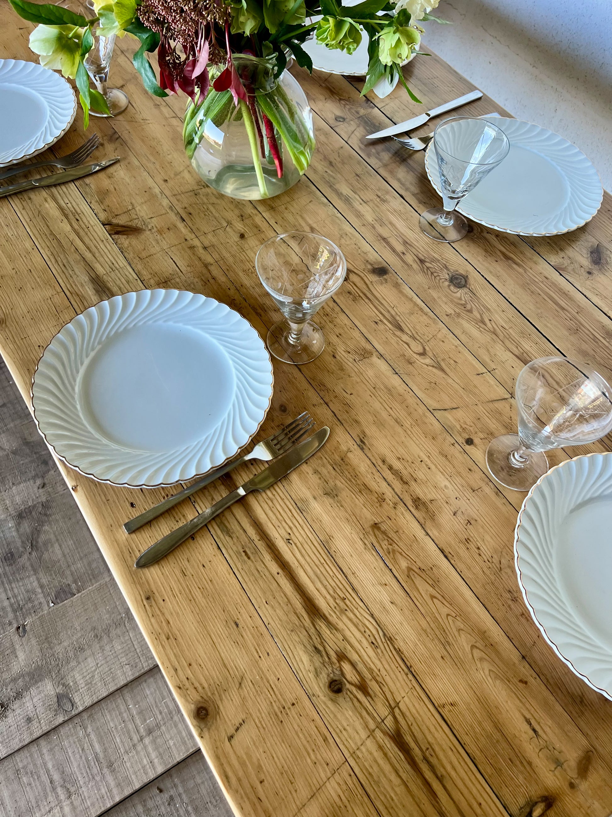 Table en pin avec traverse, deux tiroirs, idéale pour 6 couverts.