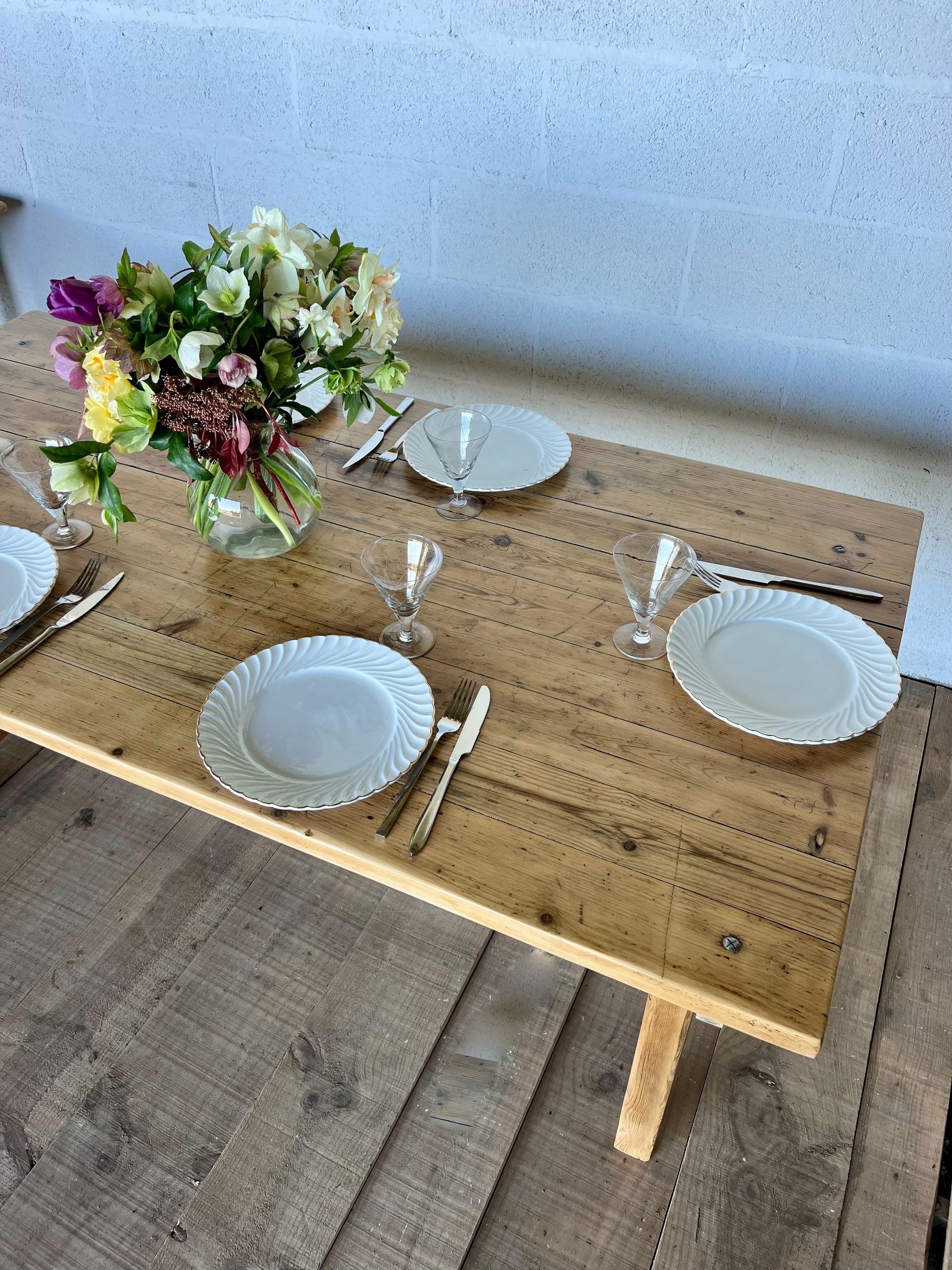 Table en pin avec traverse, deux tiroirs, idéale pour 6 couverts.