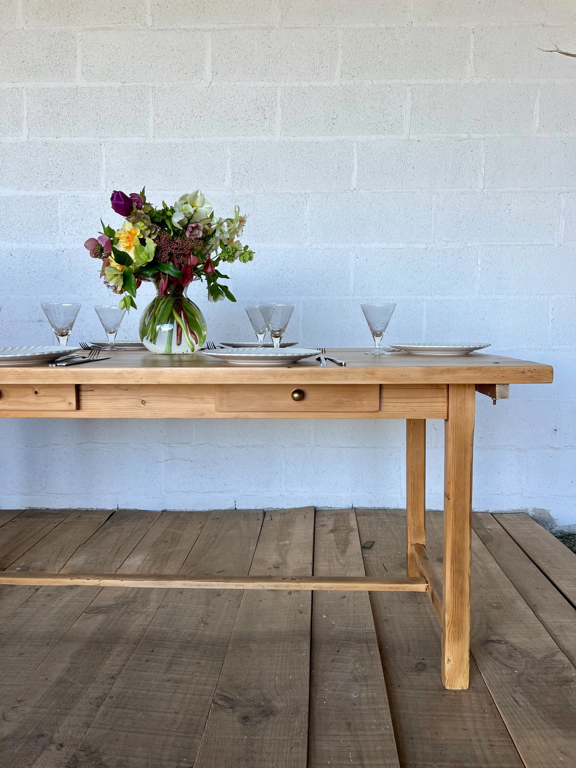 Table en pin avec traverse, deux tiroirs, idéale pour 6 couverts.