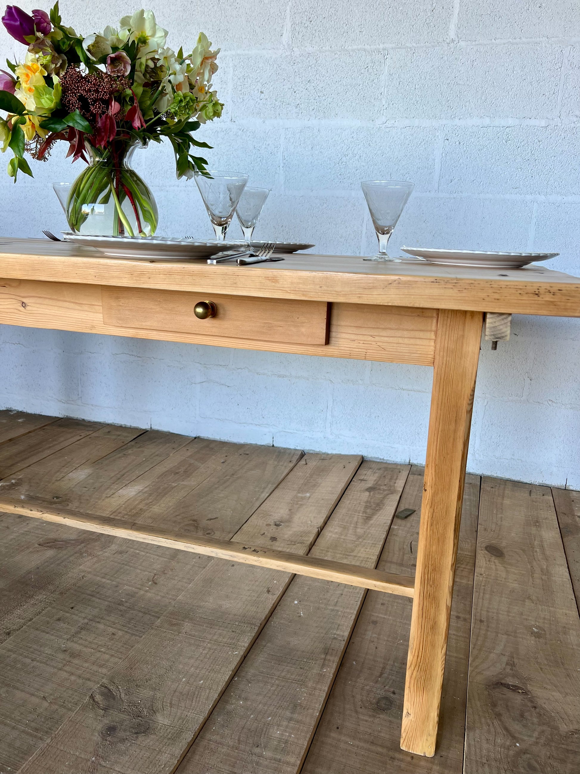 Table en pin avec traverse, deux tiroirs, idéale pour 6 couverts.