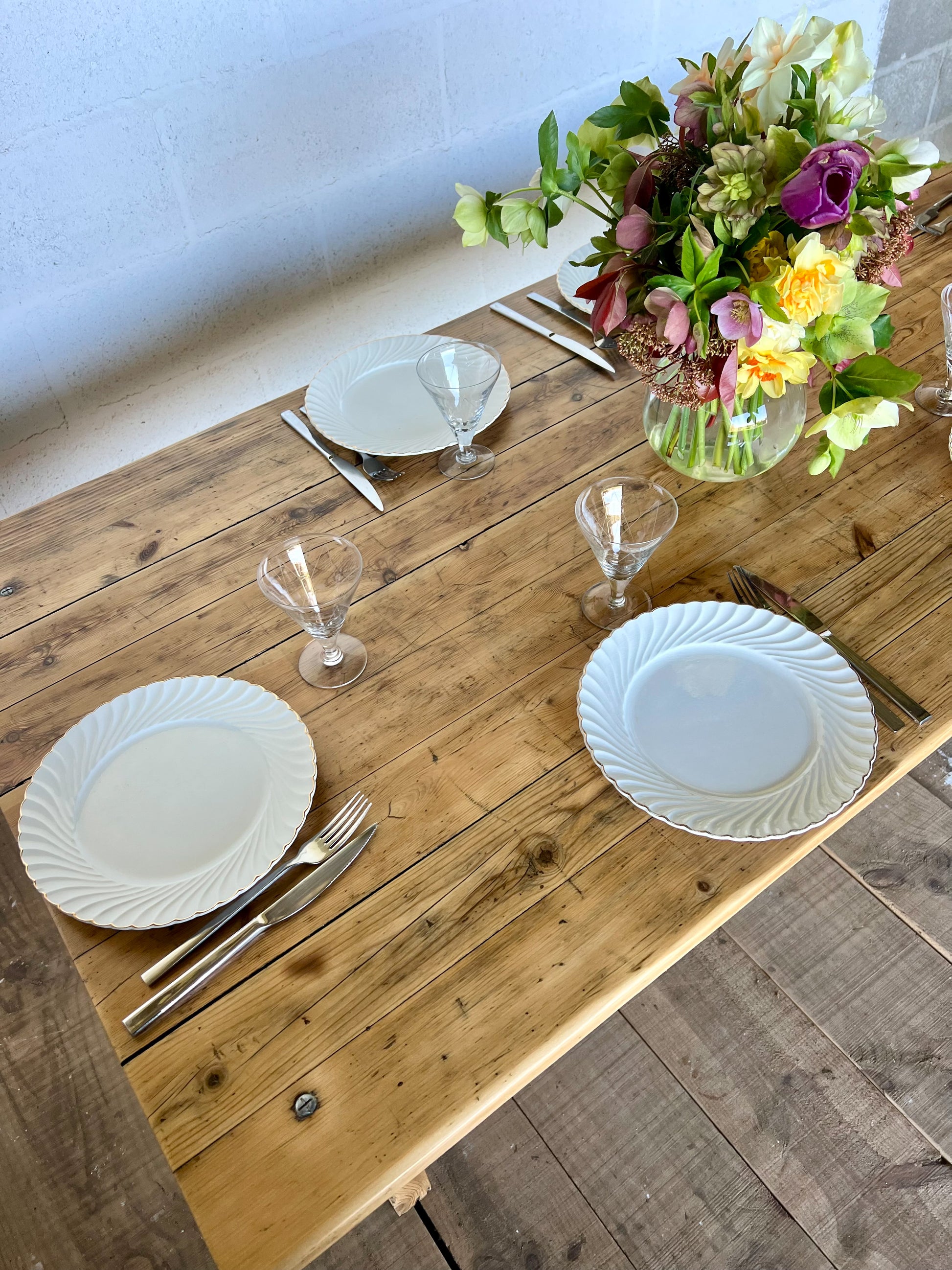 Table en pin avec traverse, deux tiroirs, idéale pour 6 couverts.