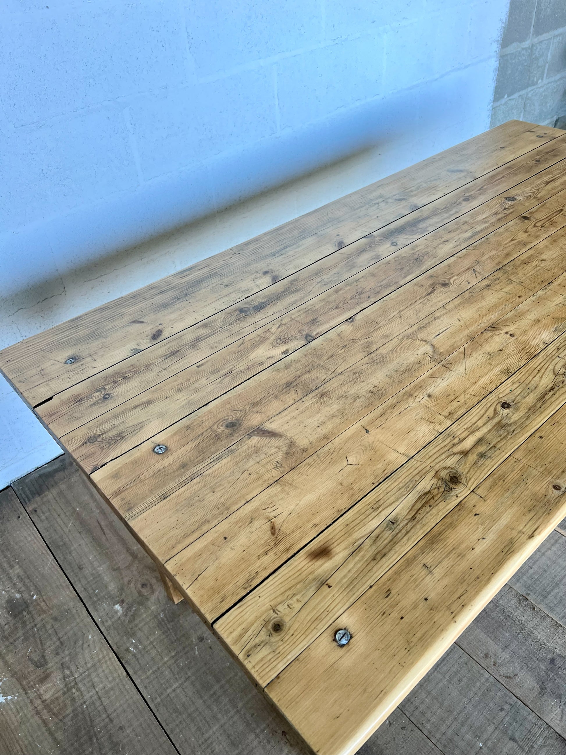 Table en pin avec traverse, deux tiroirs, idéale pour 6 couverts.