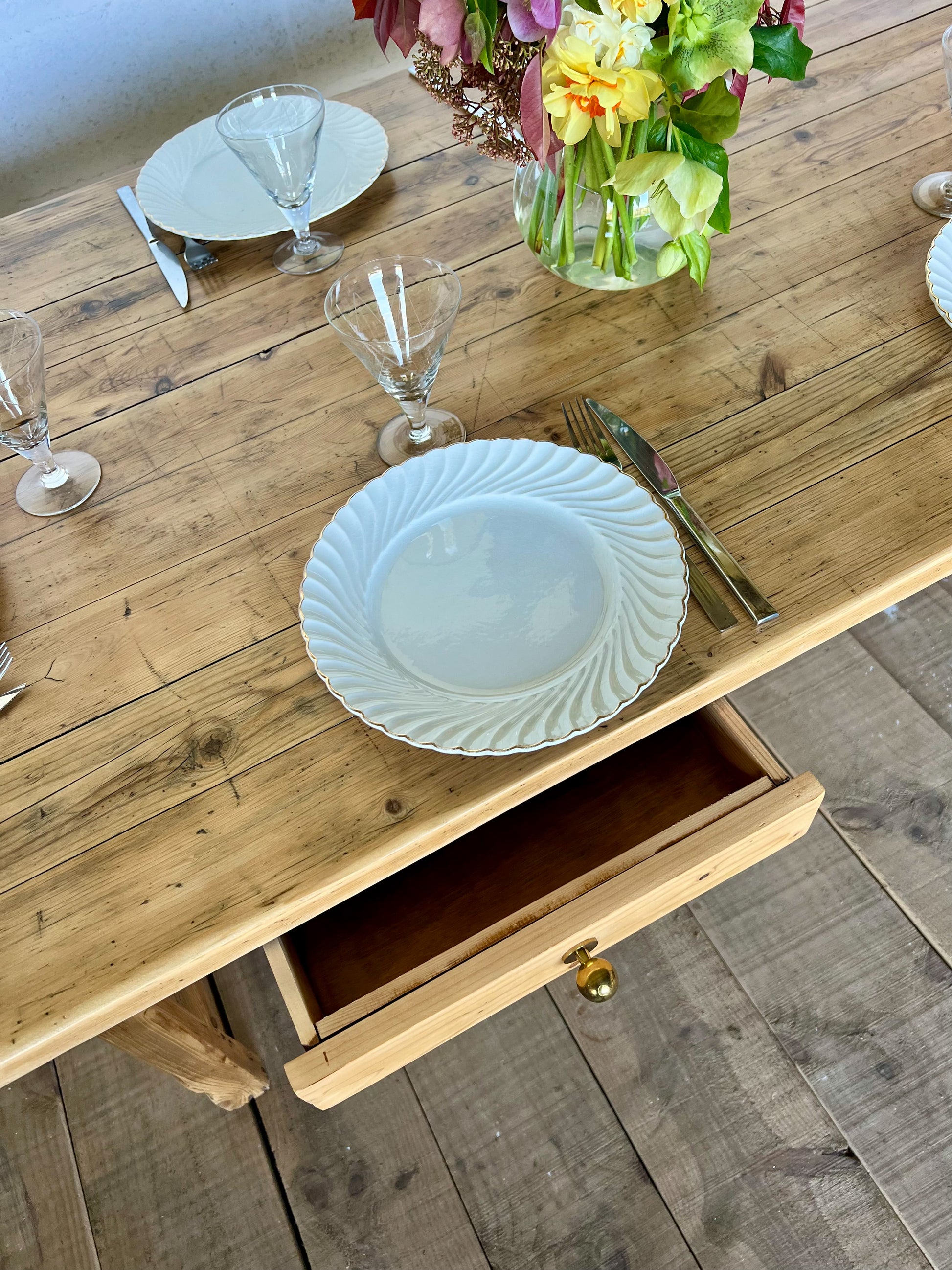 Table en pin avec traverse, deux tiroirs, idéale pour 6 couverts.