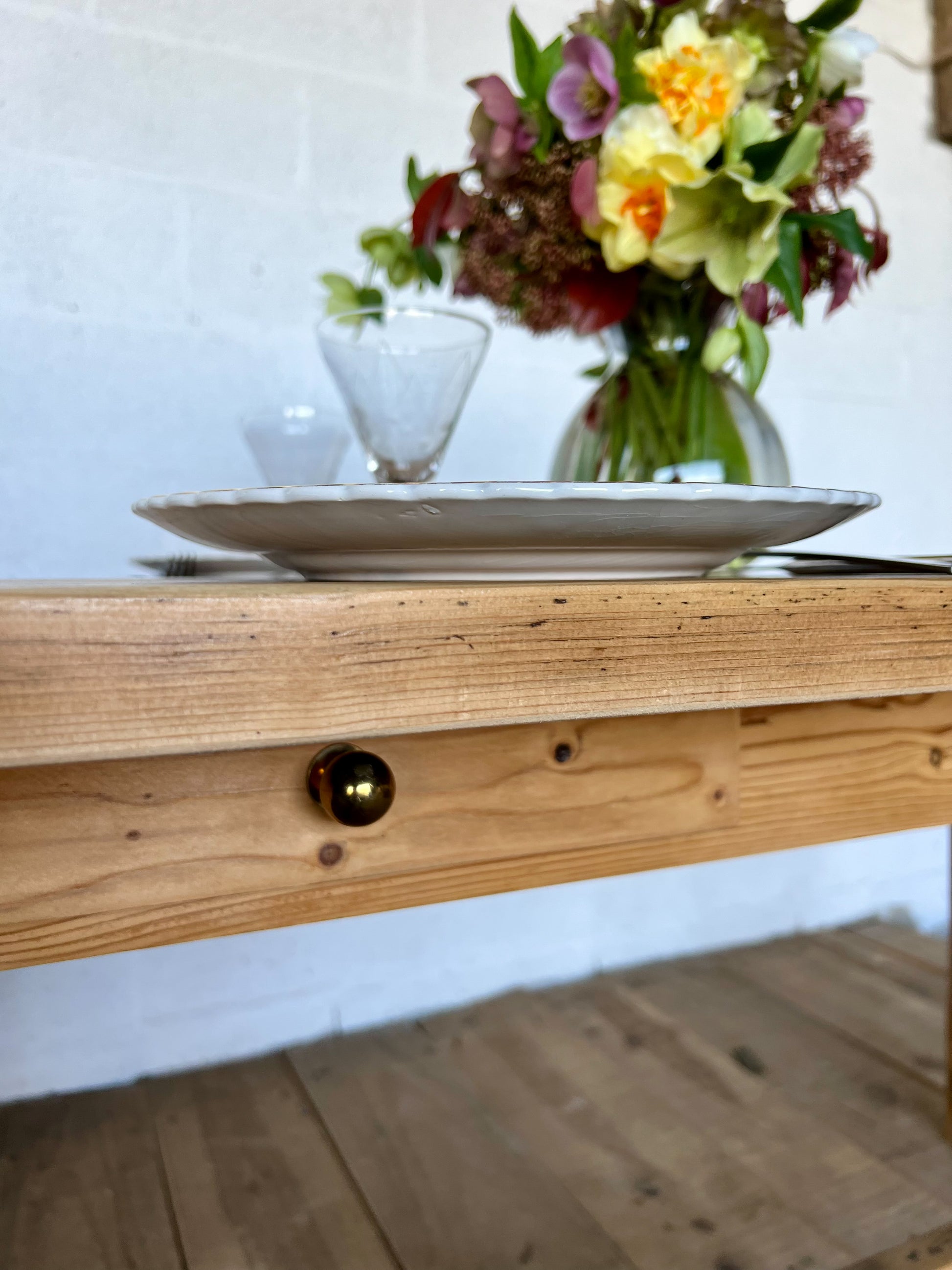 Table en pin avec traverse, deux tiroirs, idéale pour 6 couverts.