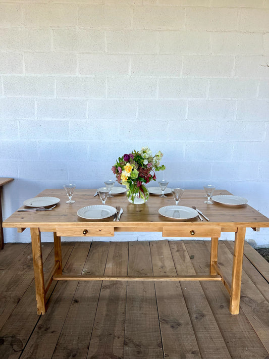 Table en pin avec traverse, deux tiroirs, idéale pour 6 couverts.