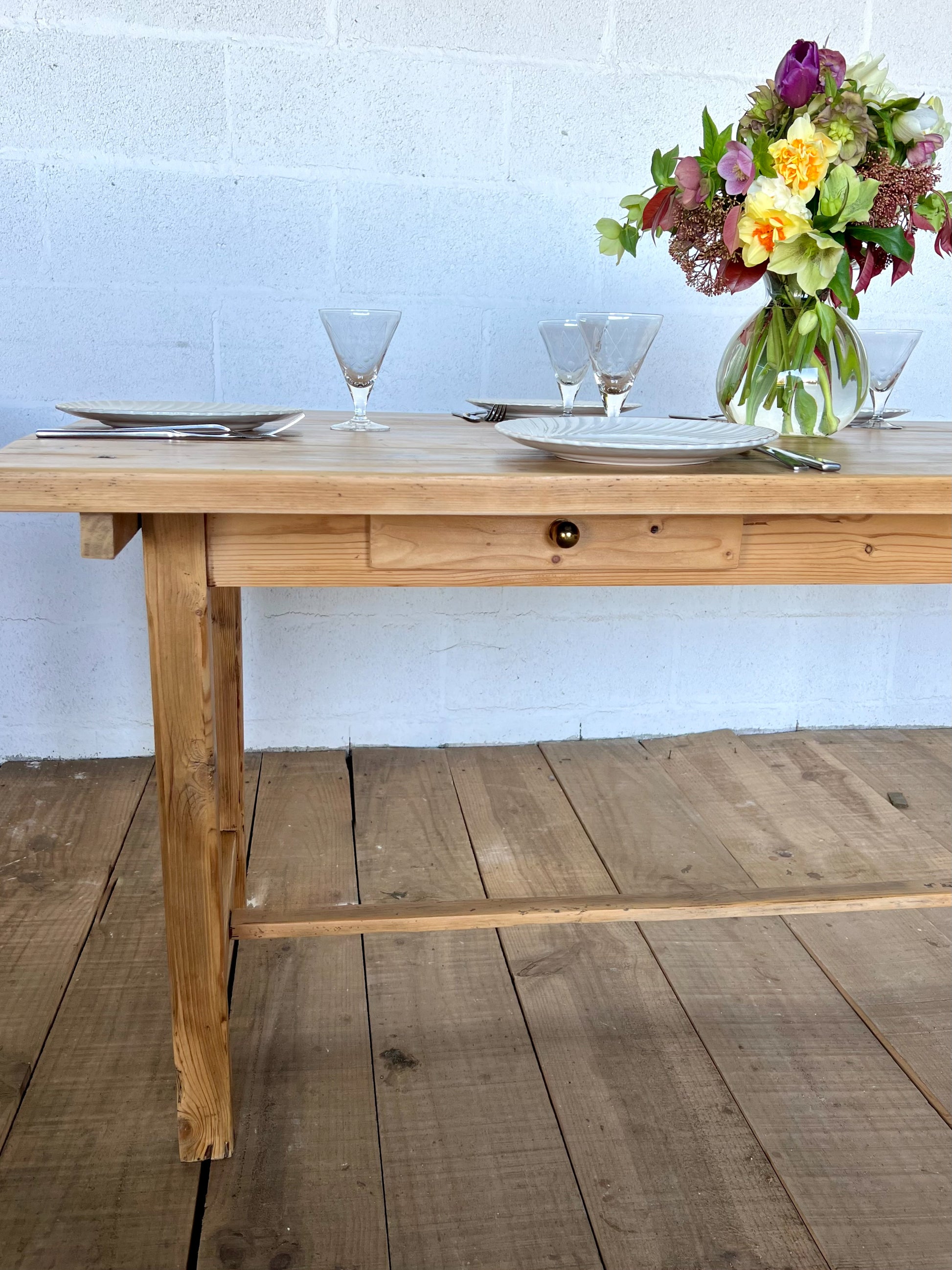 Table en pin avec traverse, deux tiroirs, idéale pour 6 couverts.