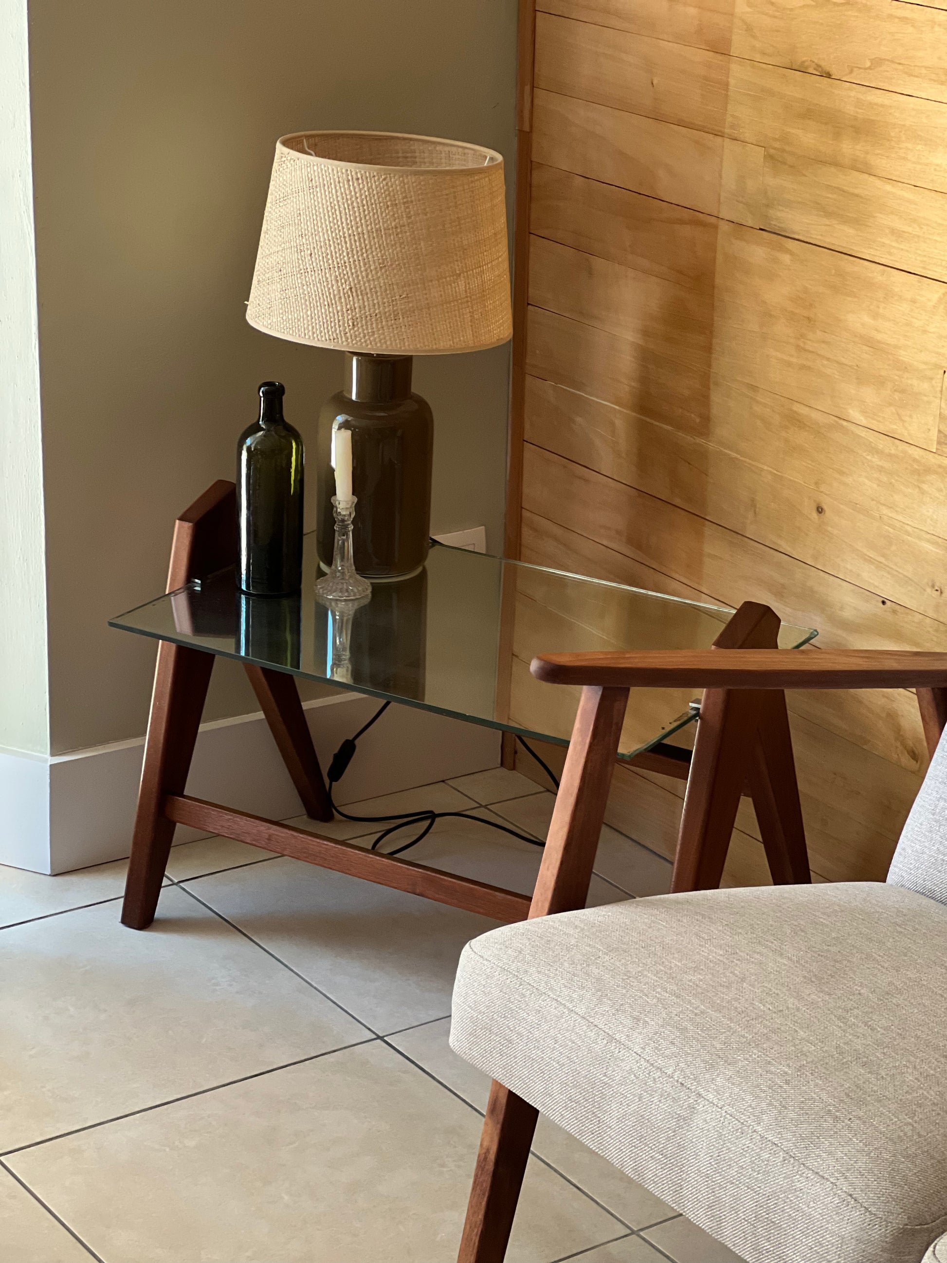 Table basse années 60, plateau en miroir, piqué sur les bords, piétement en bois.