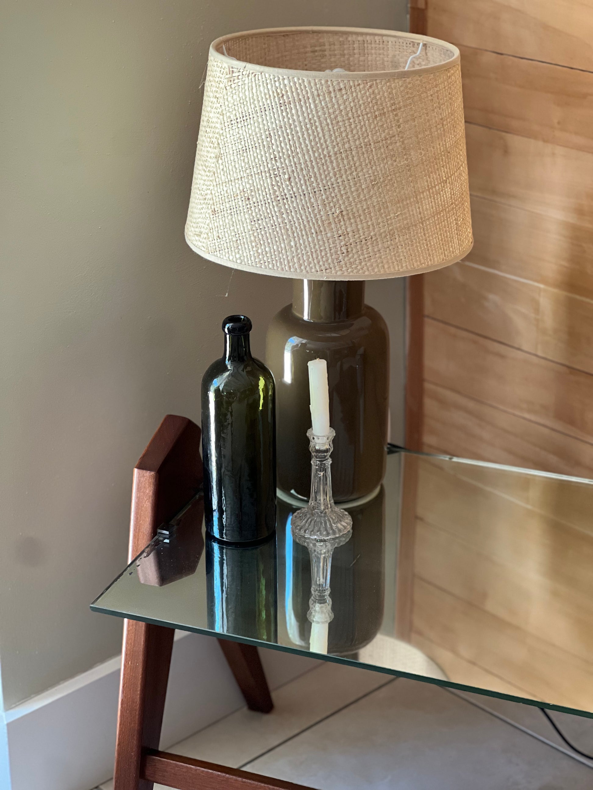 Table basse années 60, plateau en miroir, piqué sur les bords, piétement en bois.