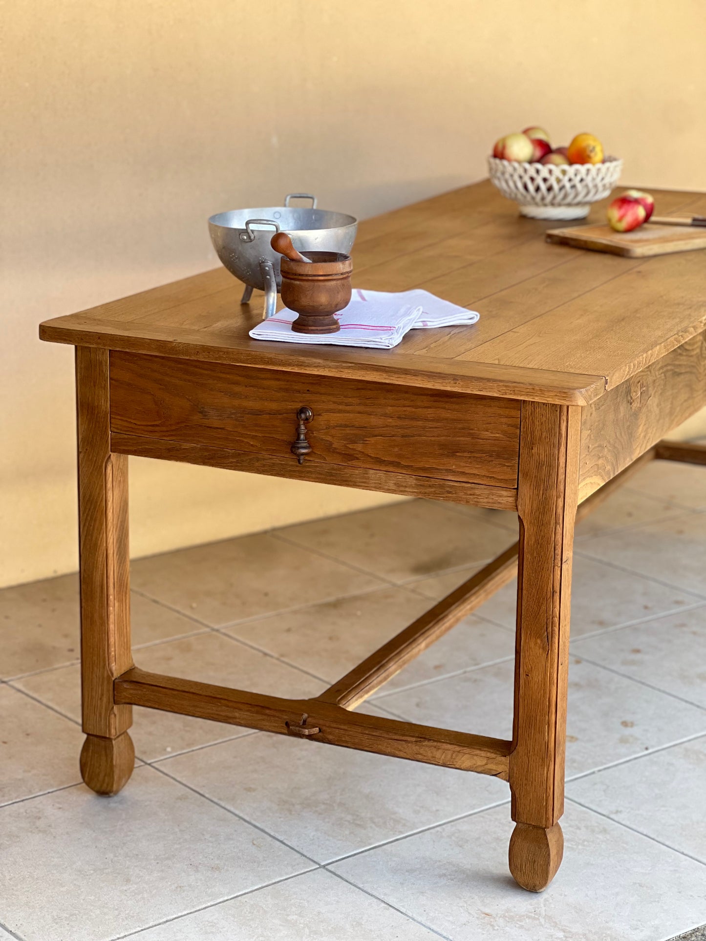 Table d'office entièrement en chêne, 18ème, avec ses deux tiroirs, elle est en parfait état. Idéal comme ilot dans une grande cuisine ou en table à manger en rallongeant un peu les pieds (sur demande).